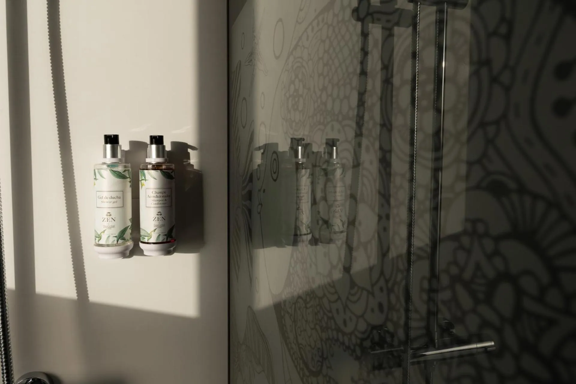 Shower in Hotel Puerto de la Luz