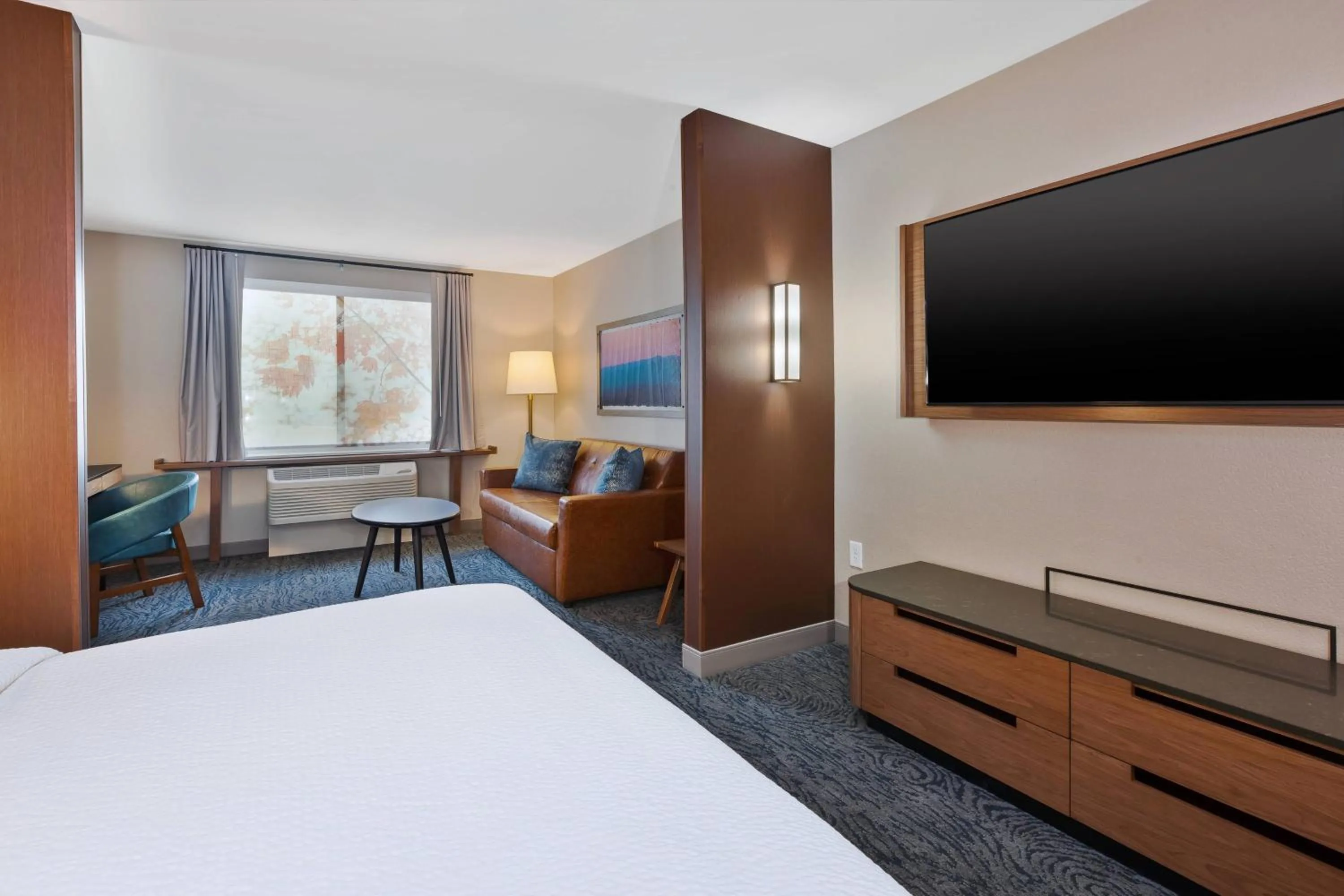 Photo of the whole room, Bed in Fairfield Inn & Suites by Marriott Kalamazoo
