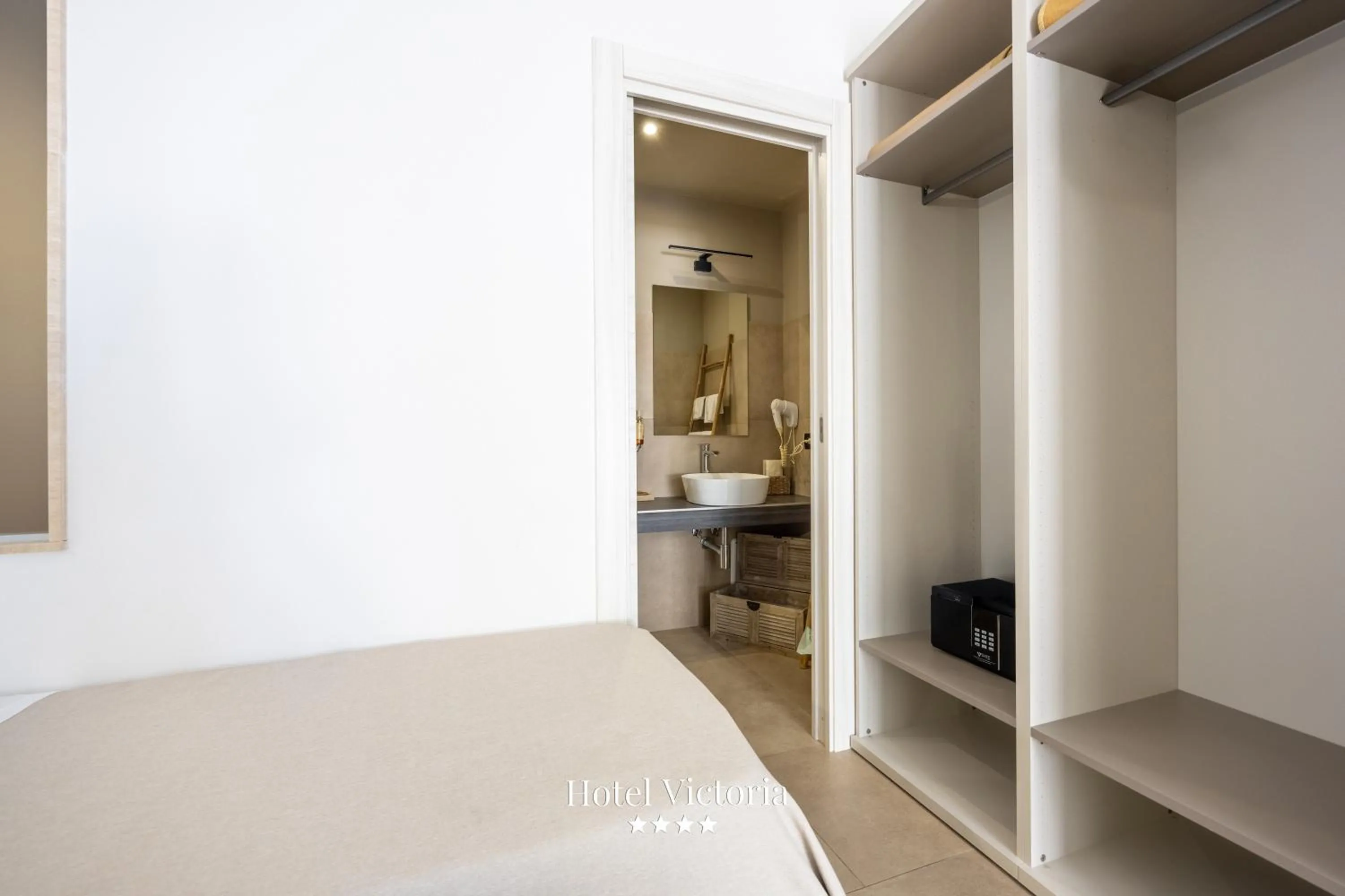 Bathroom, Bed in Hotel Victoria