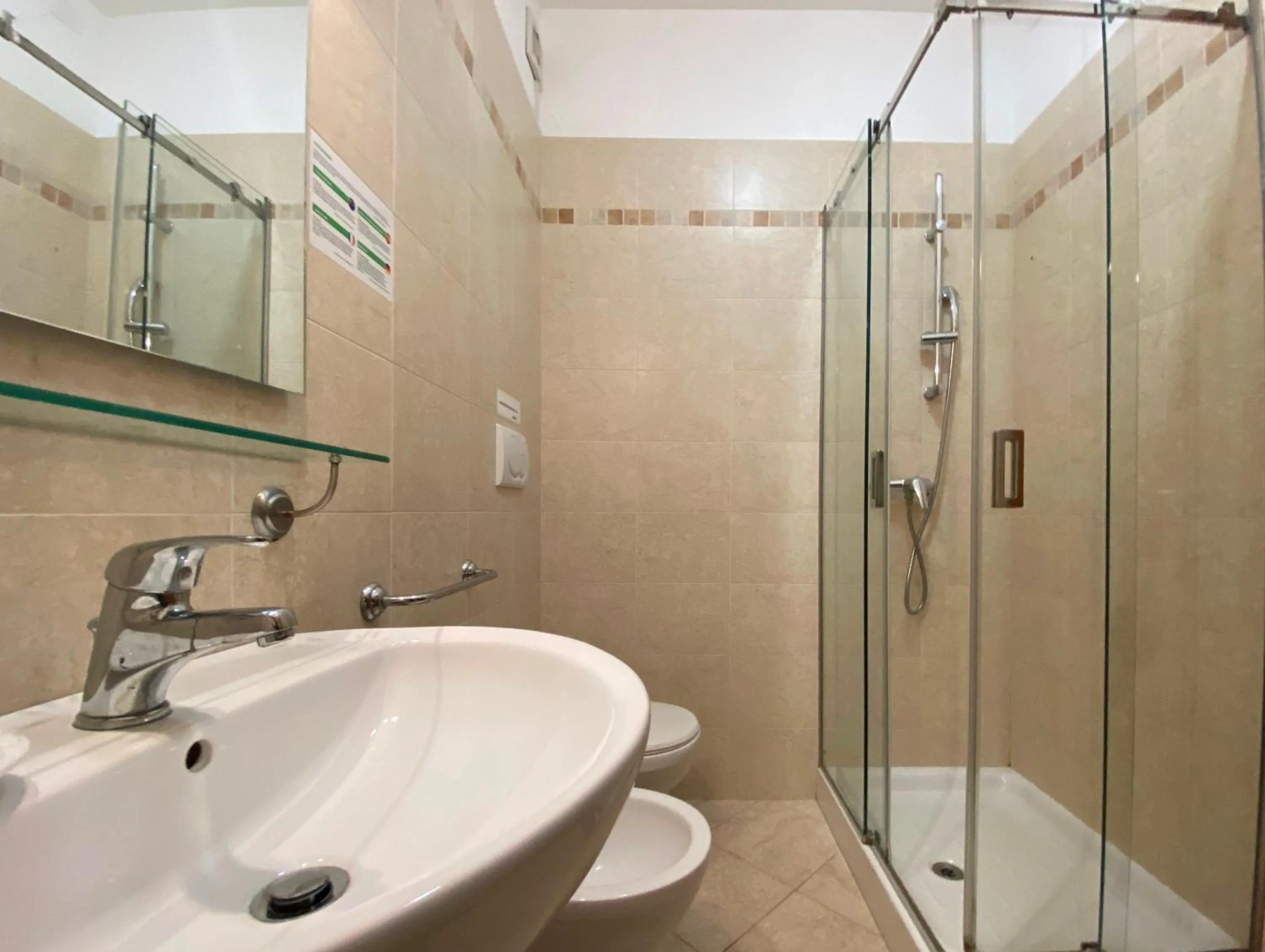 Shower in Hotel Victoria