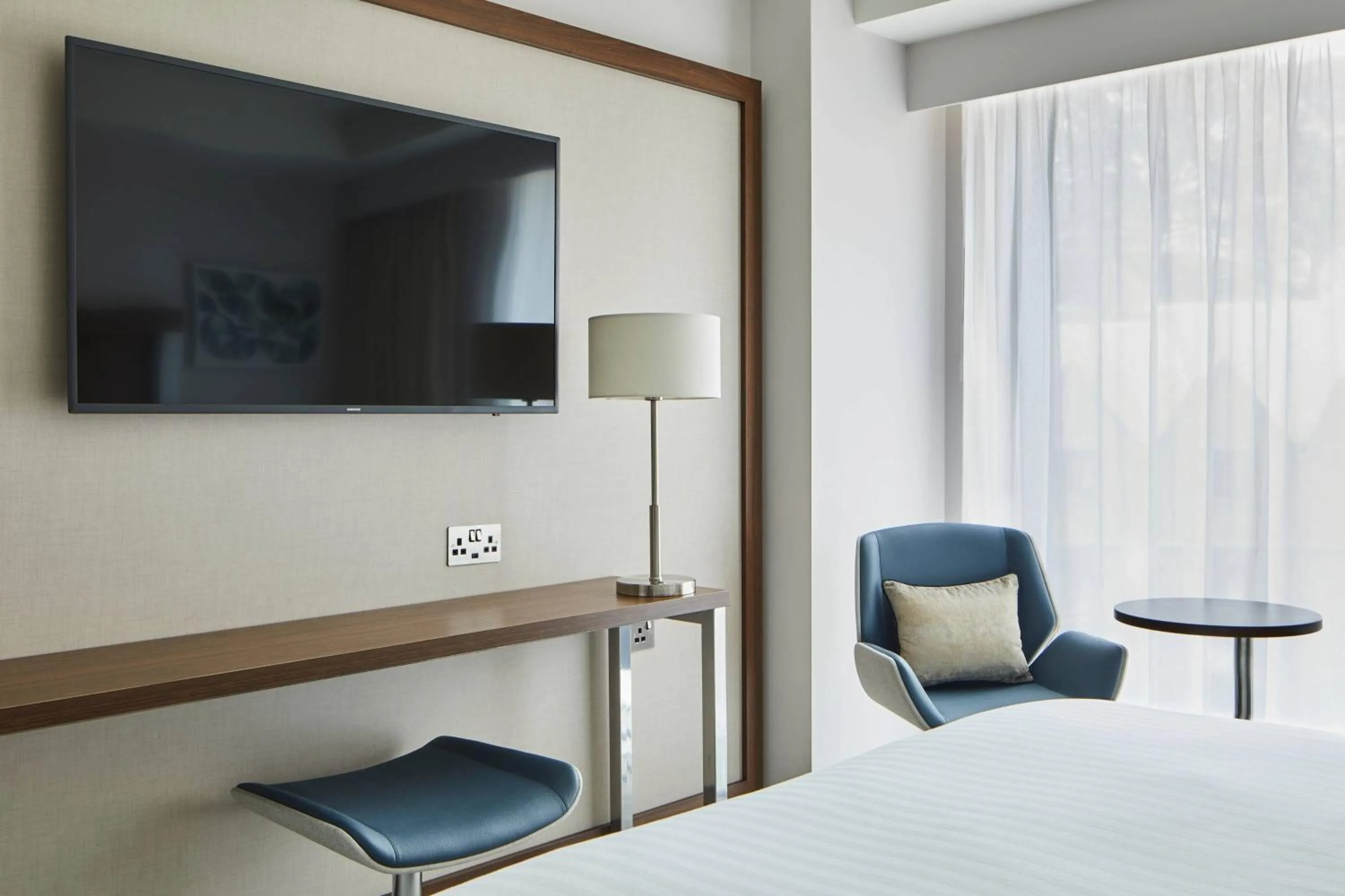 Photo of the whole room, Bed in Courtyard by Marriott Oxford City Centre