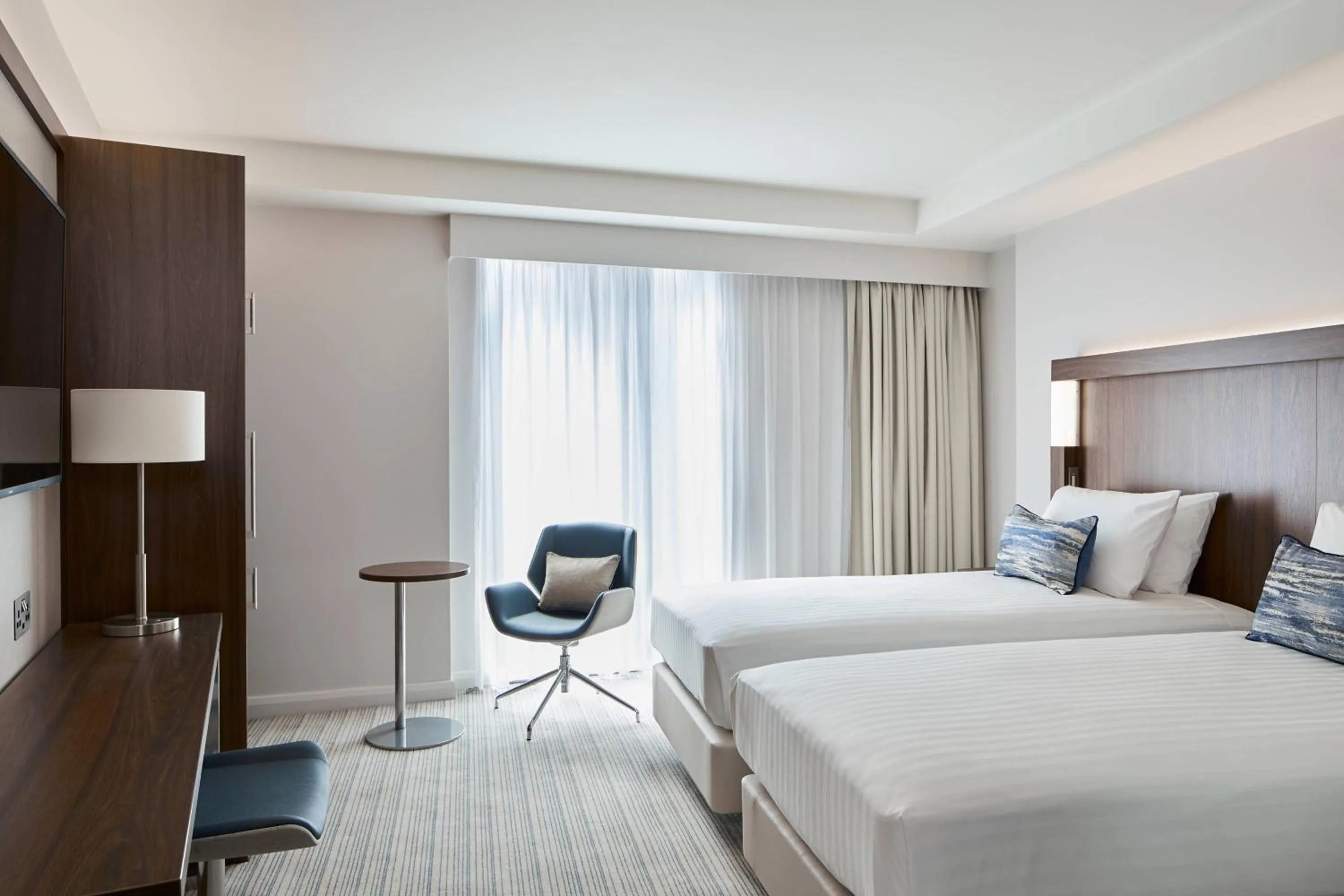 Photo of the whole room, Bed in Courtyard by Marriott Oxford City Centre