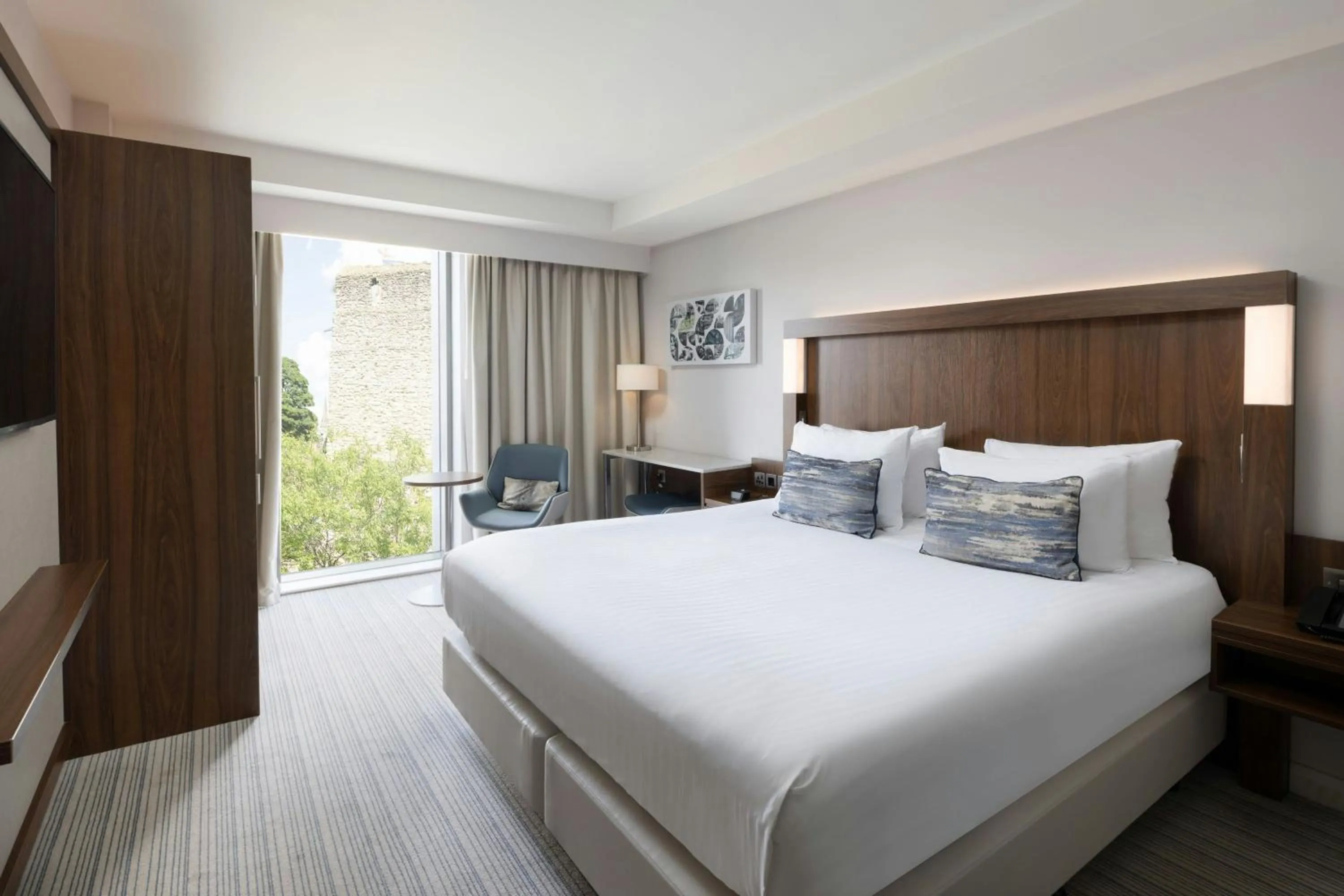 Photo of the whole room, Bed in Courtyard by Marriott Oxford City Centre