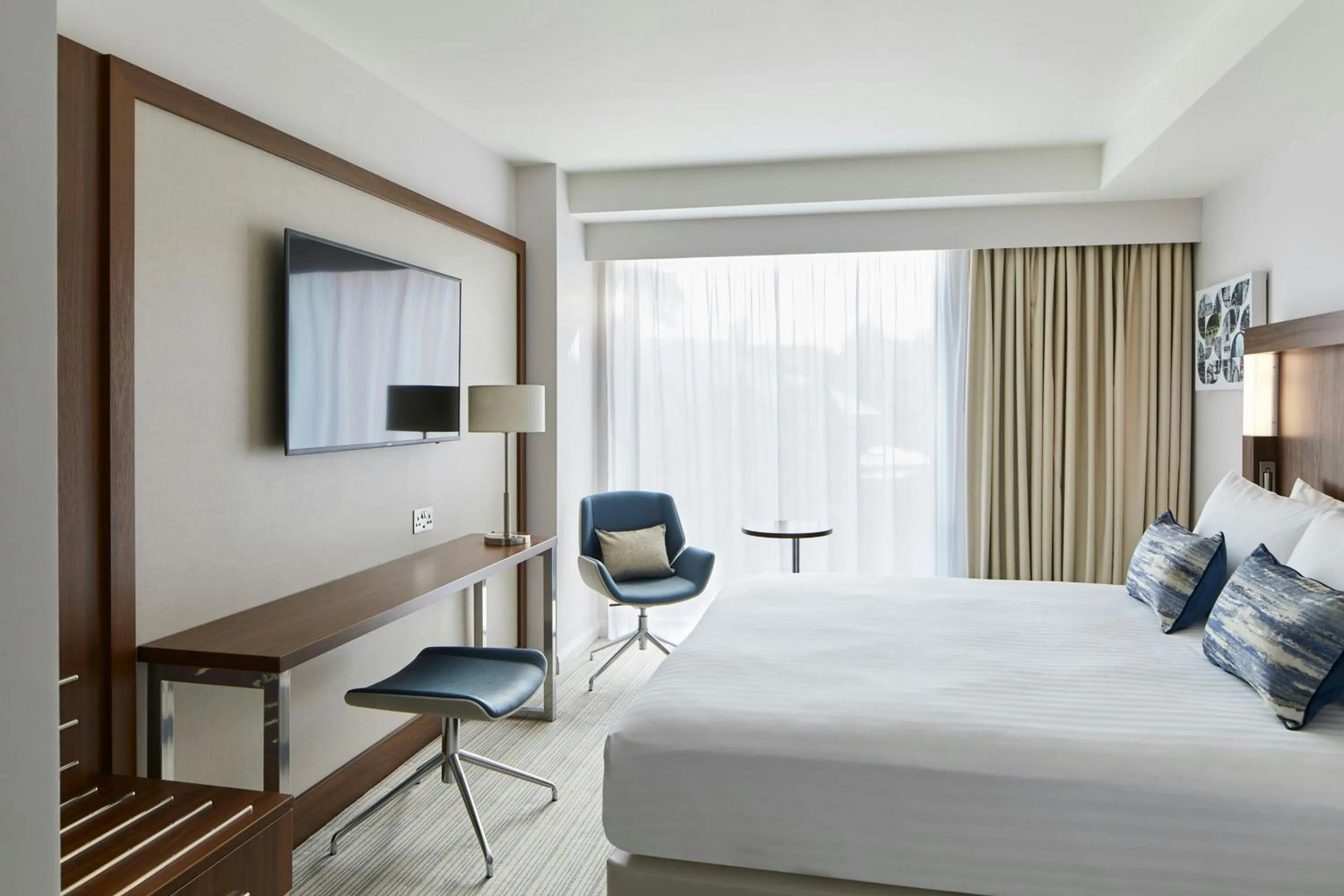 Photo of the whole room, Bed in Courtyard by Marriott Oxford City Centre