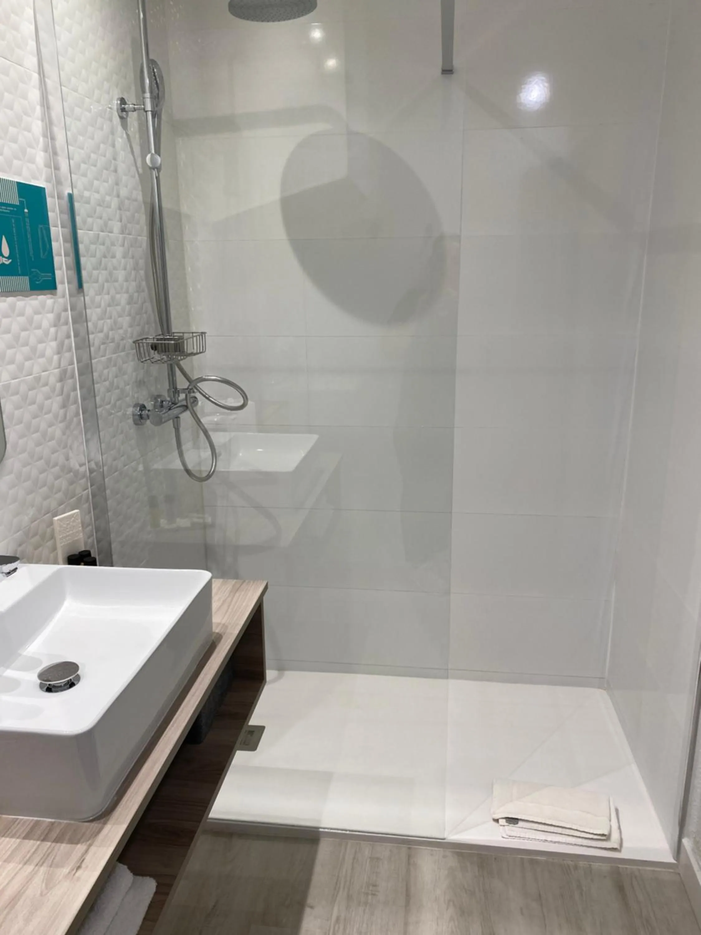 Shower in Hôtel Saint-Clair, côté Plage