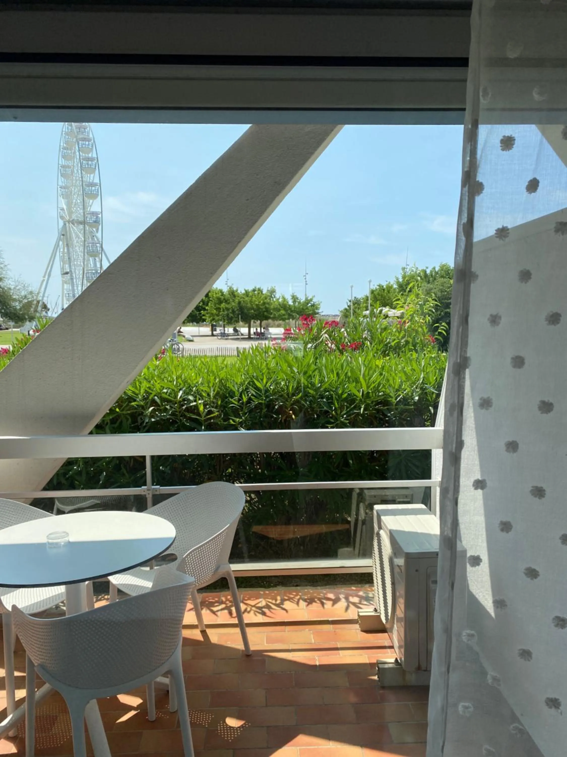 Patio in Hôtel Saint-Clair, côté Plage