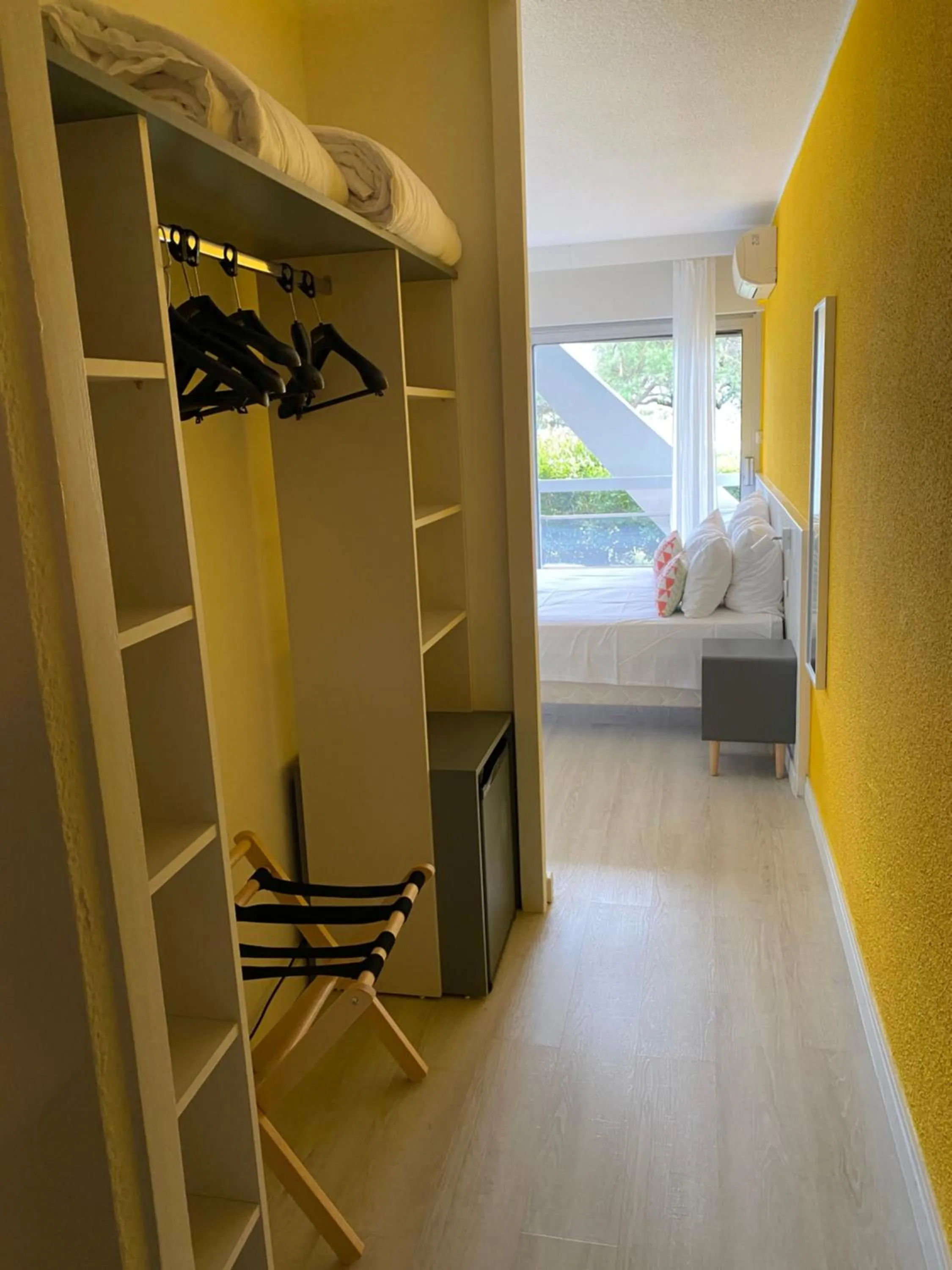 Photo of the whole room, Bed in Hôtel Saint-Clair, côté Plage