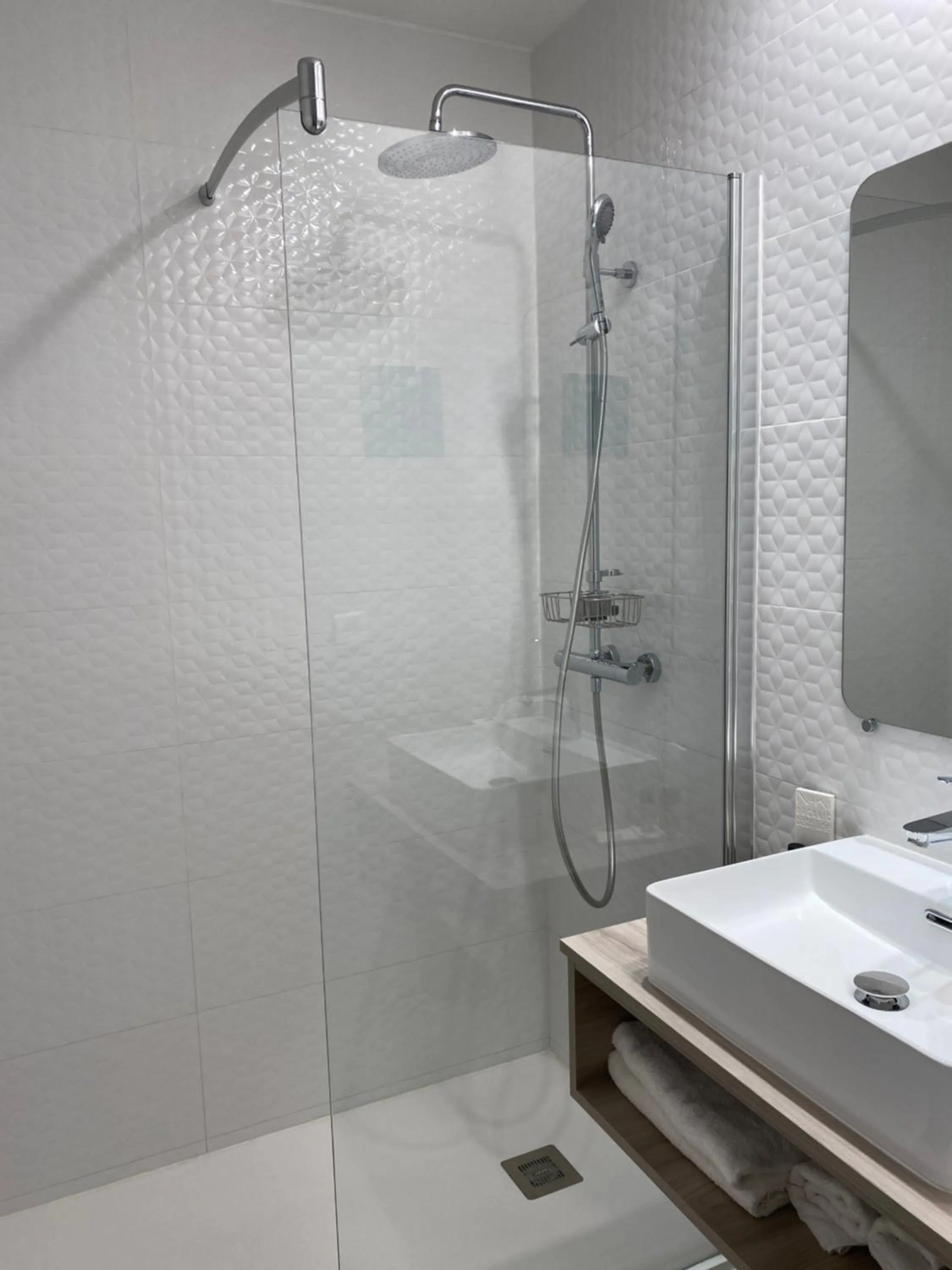 Shower in Hôtel Saint-Clair, côté Plage