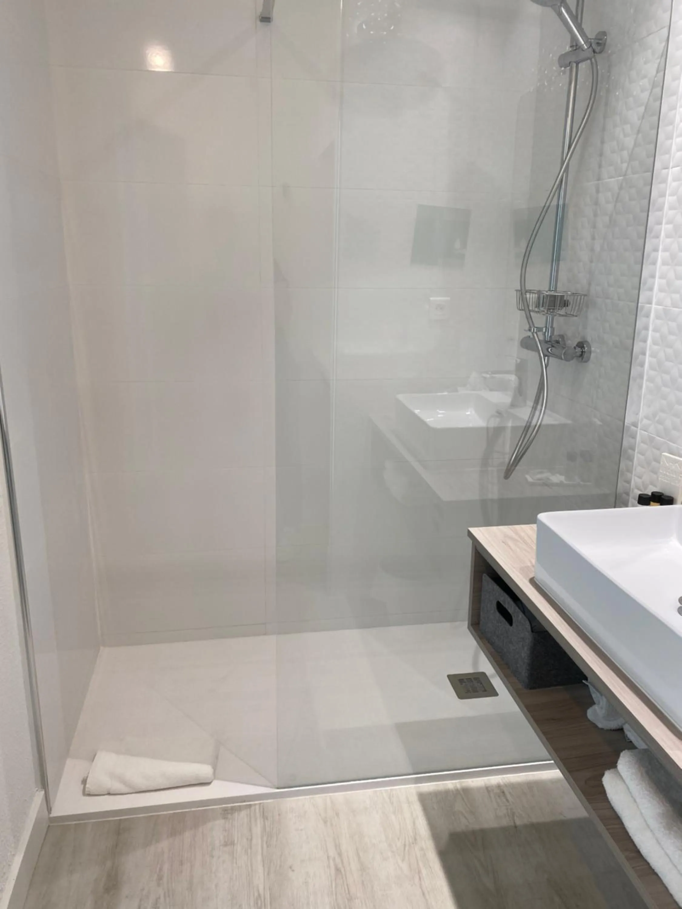 Shower in Hôtel Saint-Clair, côté Plage