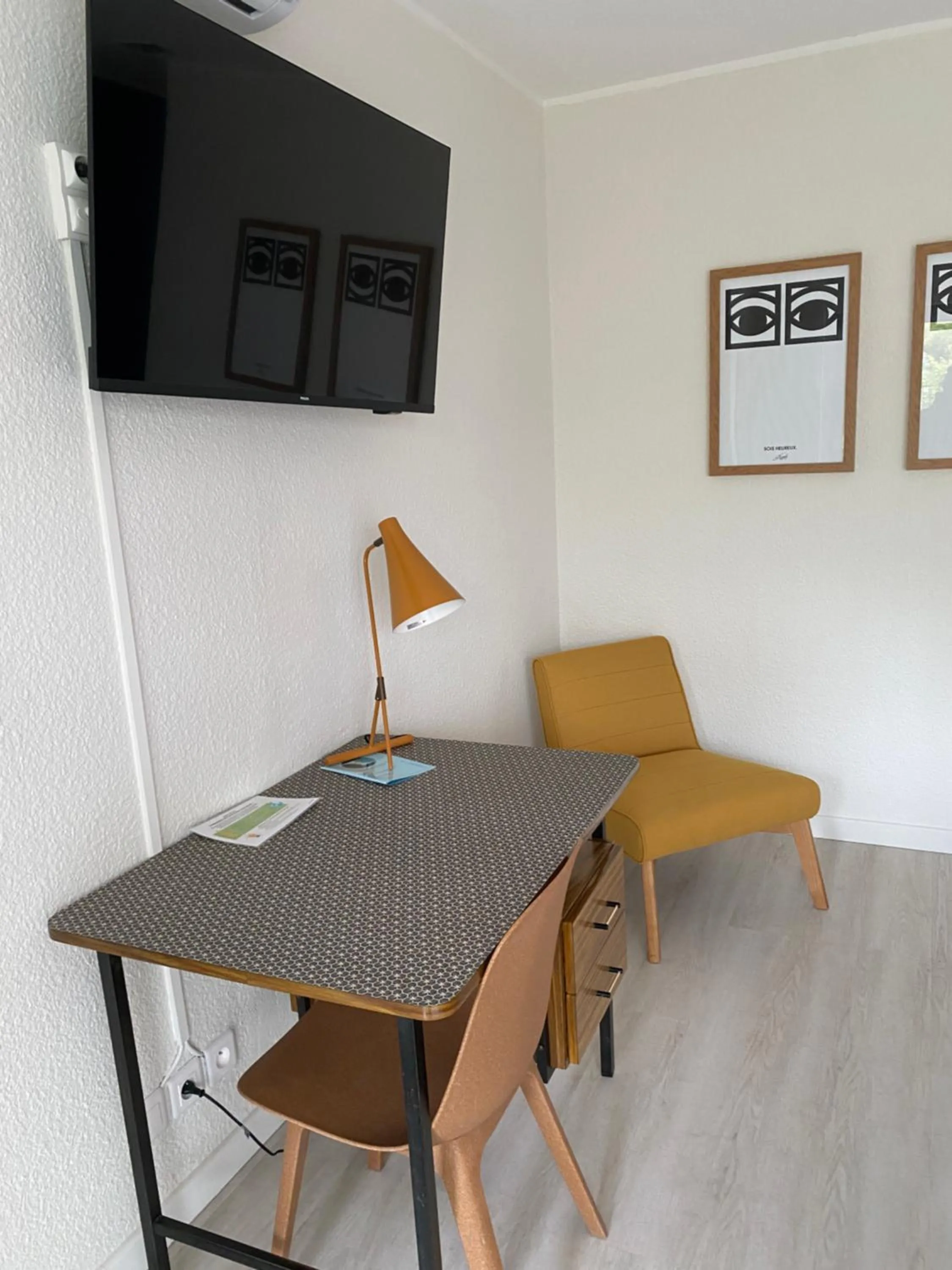 TV and multimedia in Hôtel Saint-Clair, côté Plage