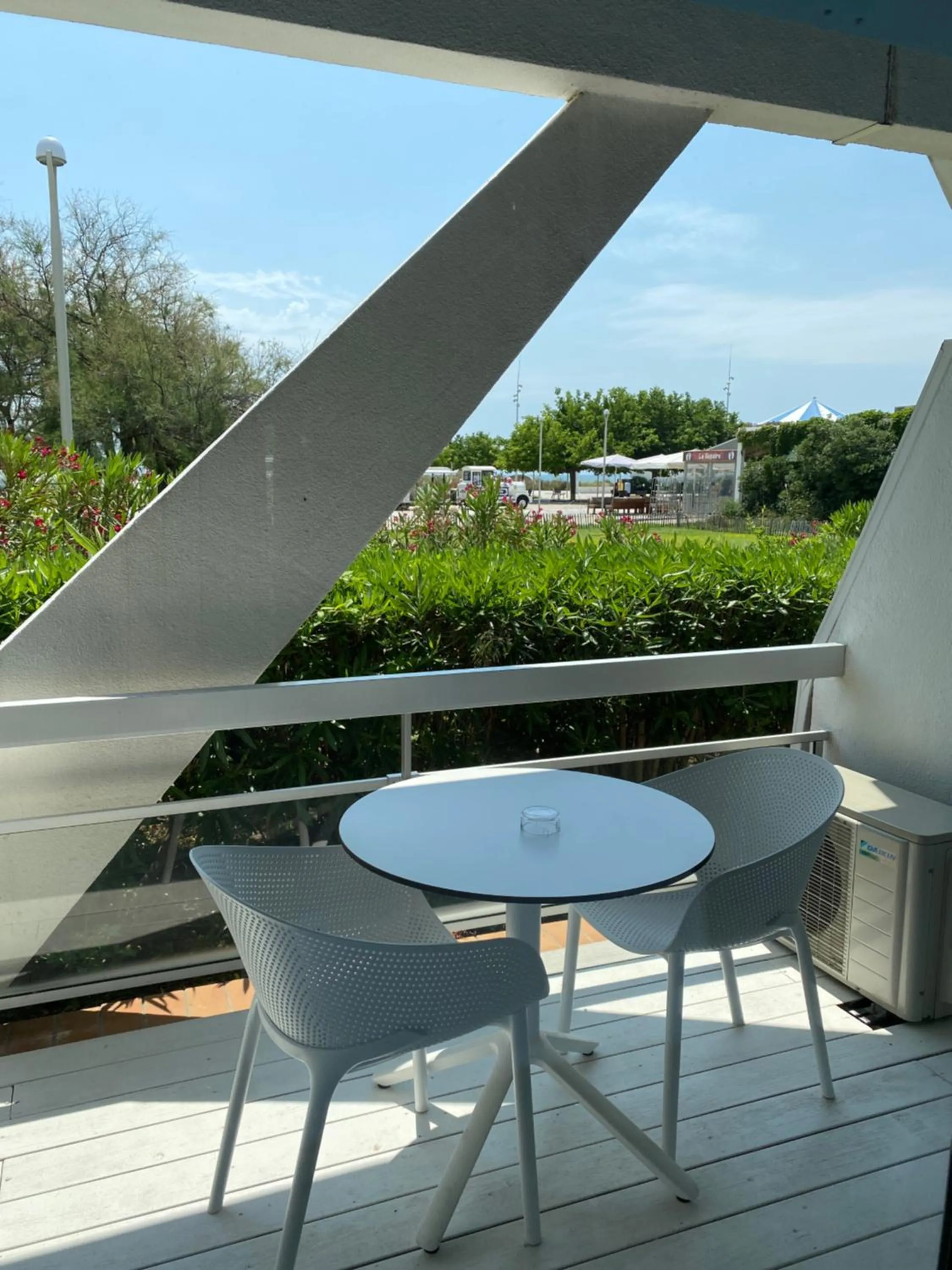 Patio in Hôtel Saint-Clair, côté Plage