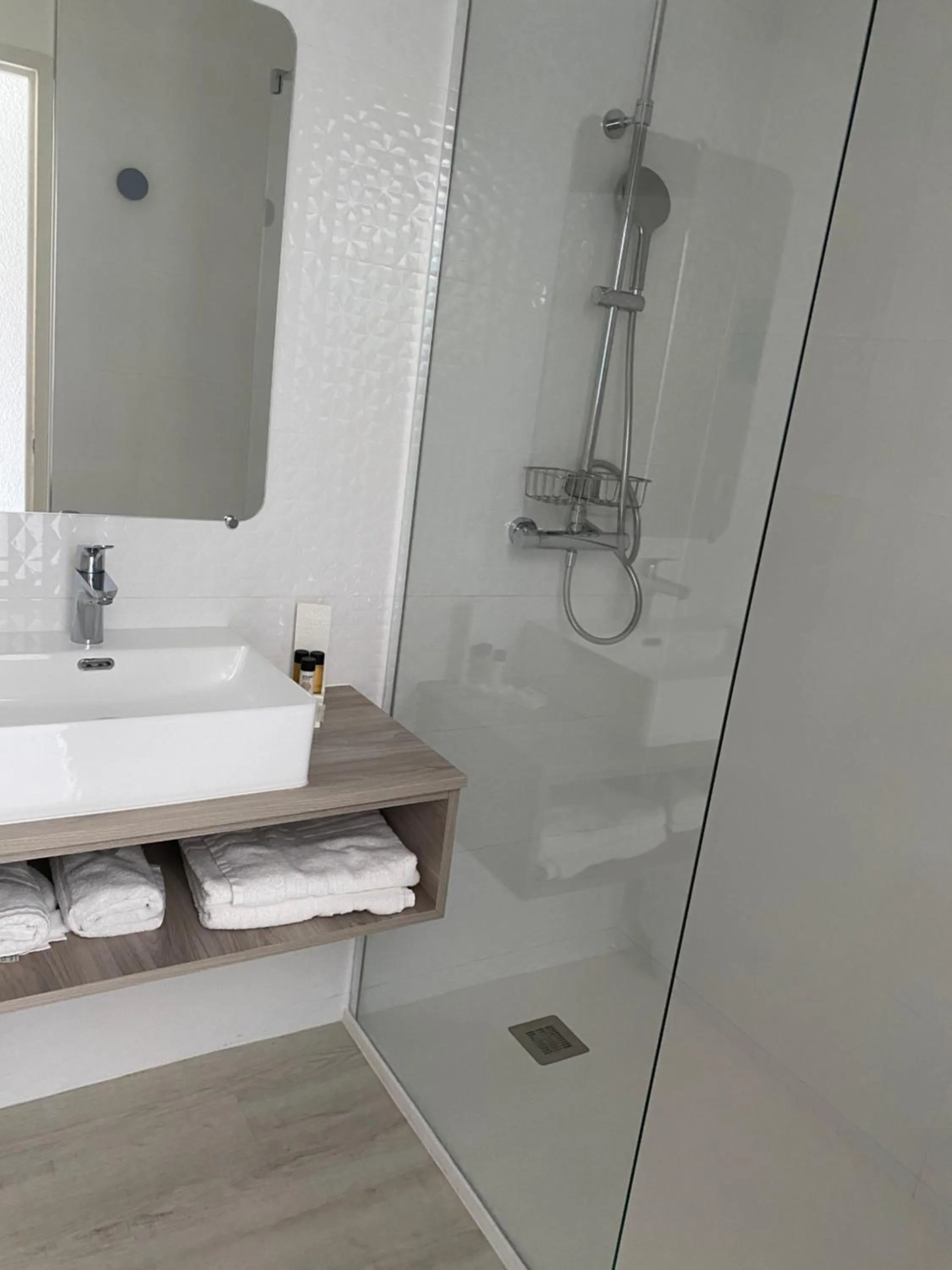 Shower in Hôtel Saint-Clair, côté Plage