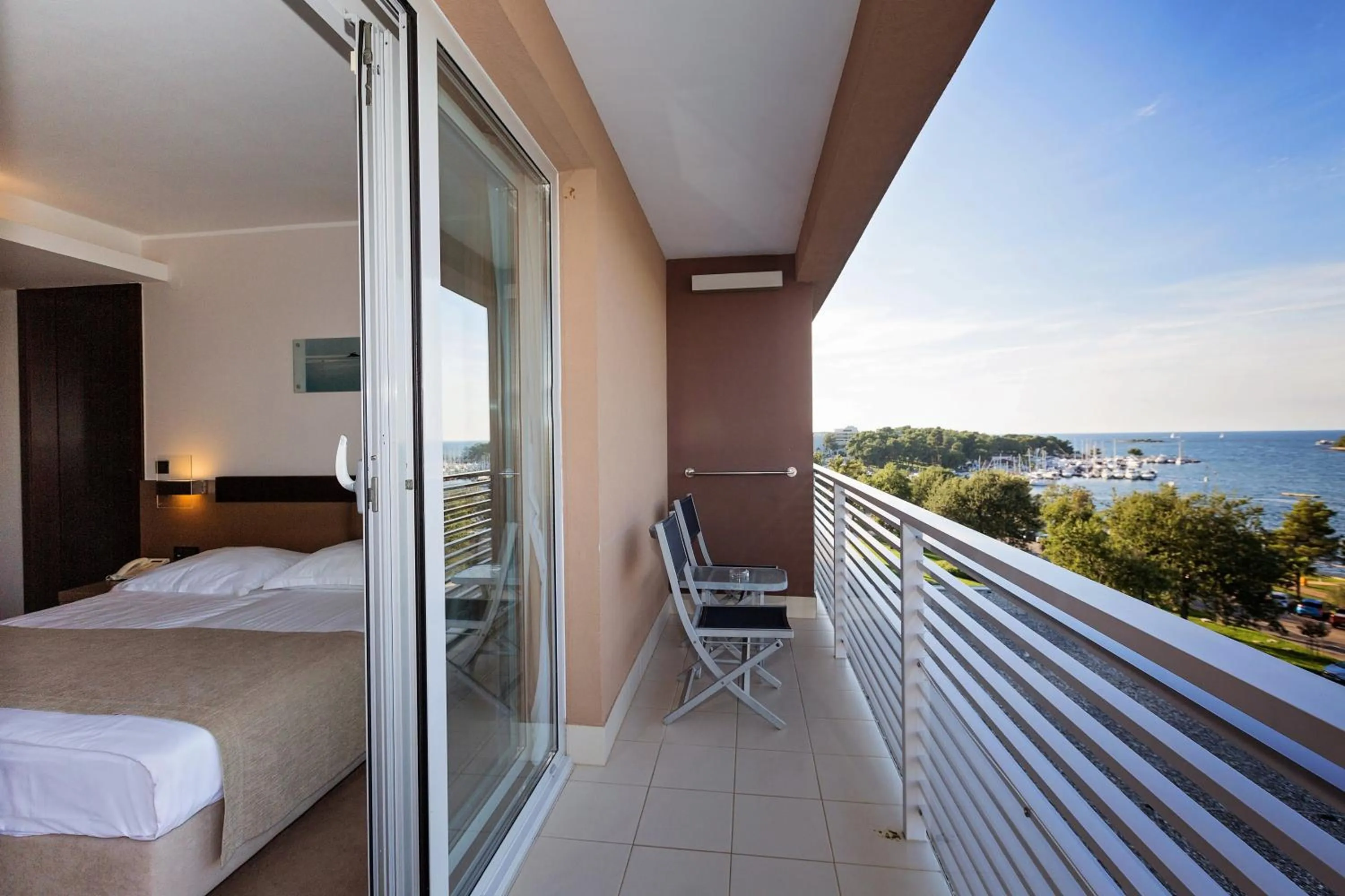 Balcony/Terrace, Bed in Hotel Molindrio Plava Laguna
