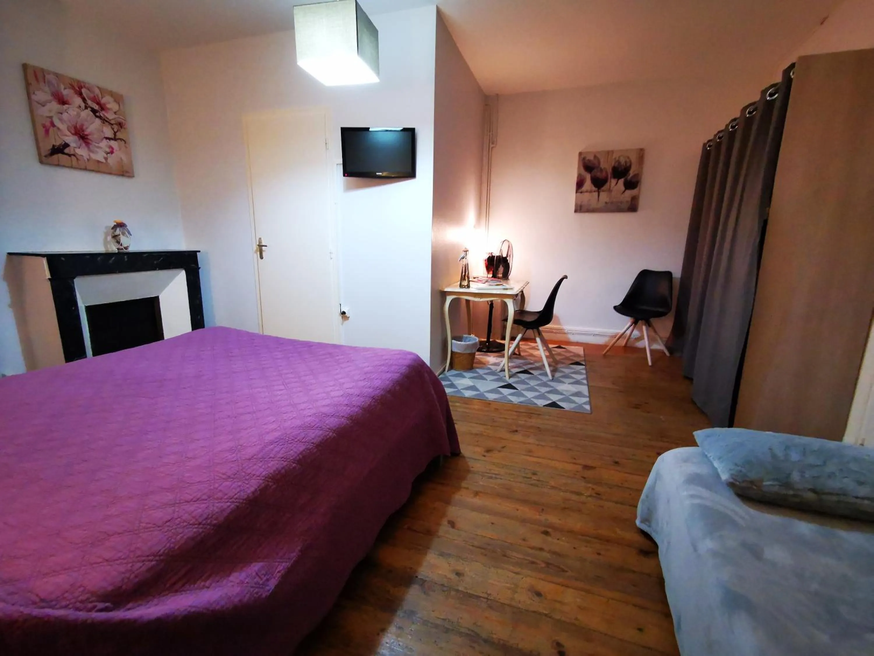 Bed in Logis Hôtel & Restaurant Le Saint Savinien