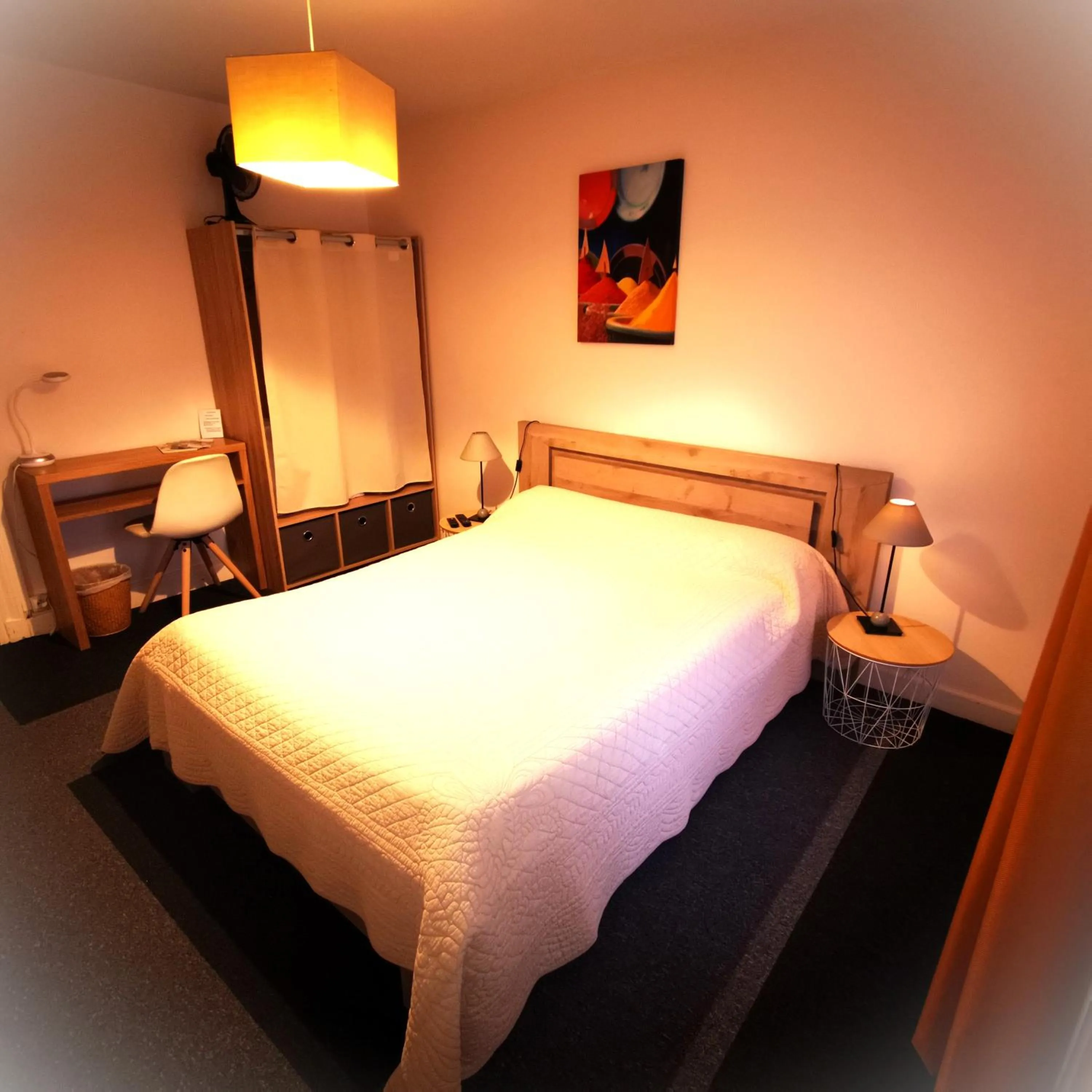 Restaurant/places to eat, Bed in Logis Hôtel & Restaurant Le Saint Savinien