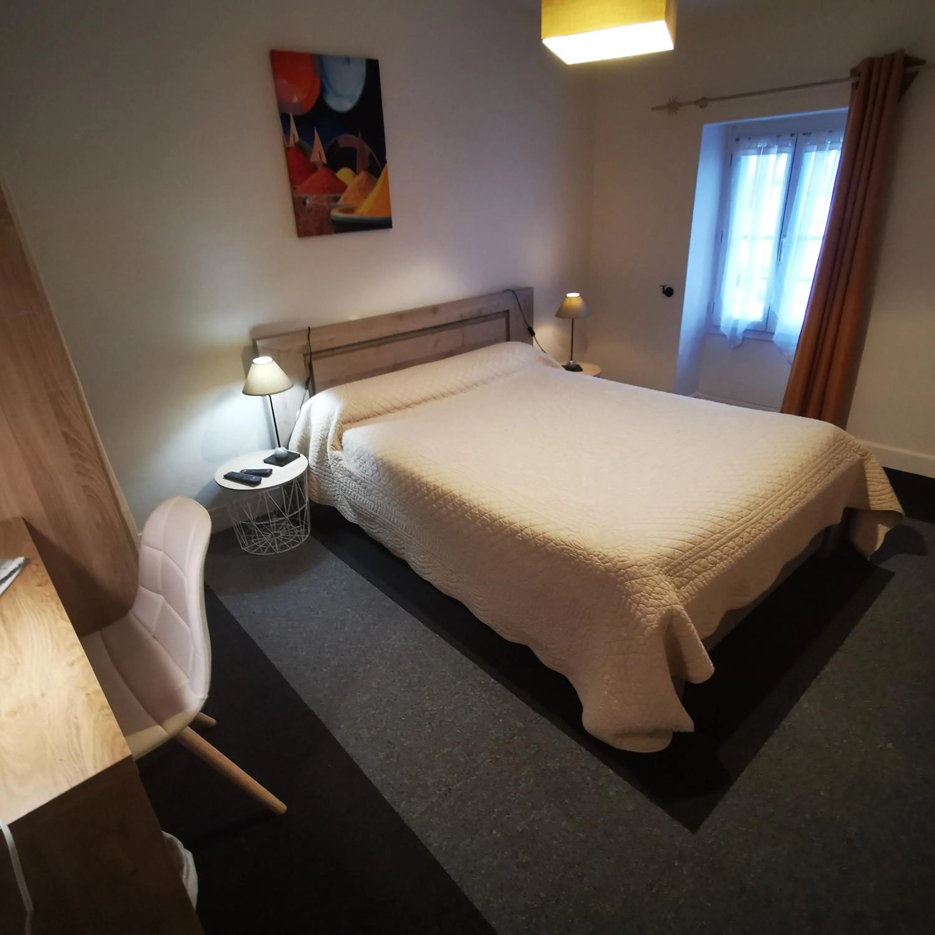 Property building, Bed in Logis Hôtel & Restaurant Le Saint Savinien