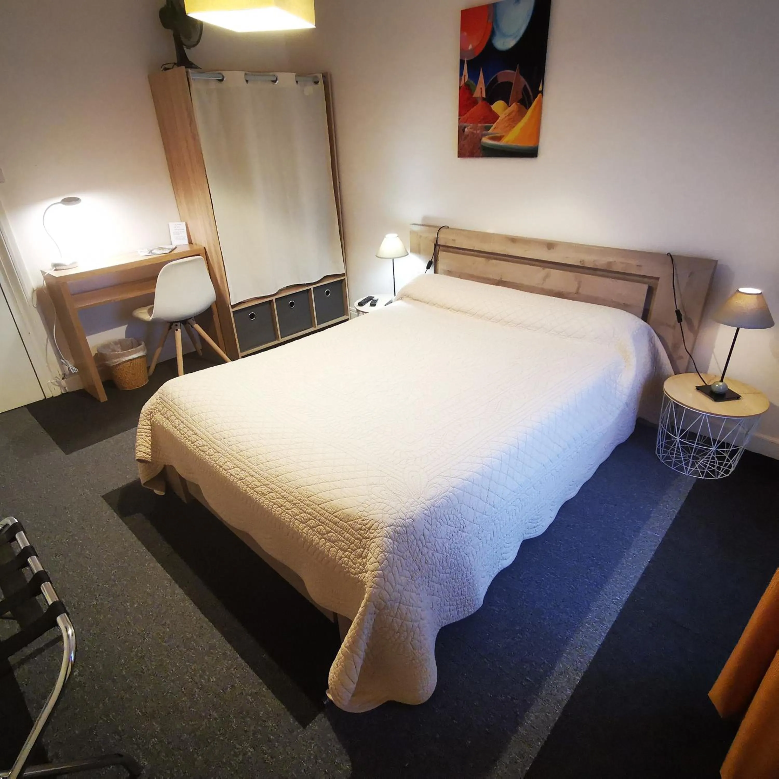 Toilet, Bed in Logis Hôtel & Restaurant Le Saint Savinien