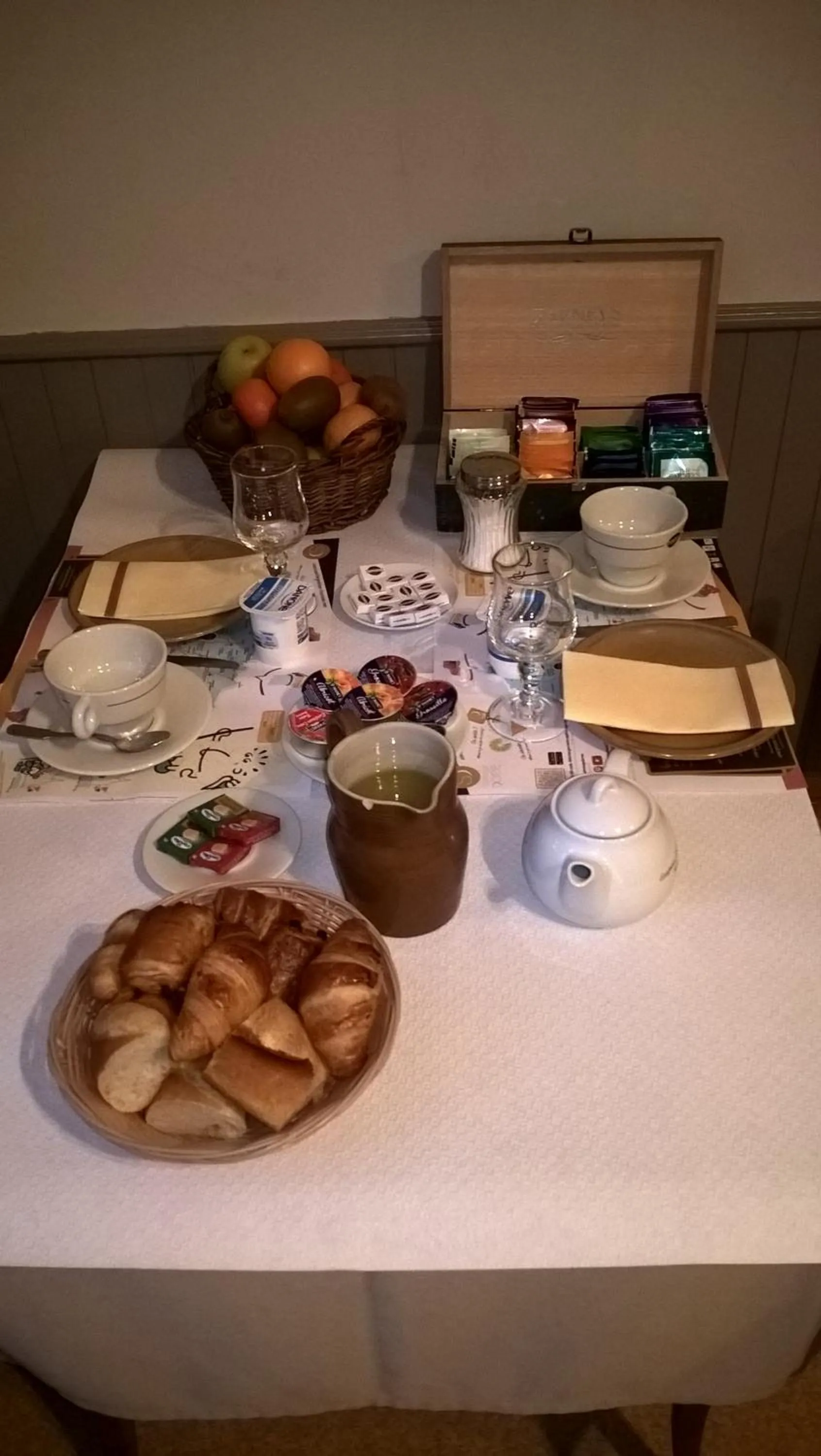 Restaurant/places to eat in Logis Hôtel & Restaurant Le Saint Savinien