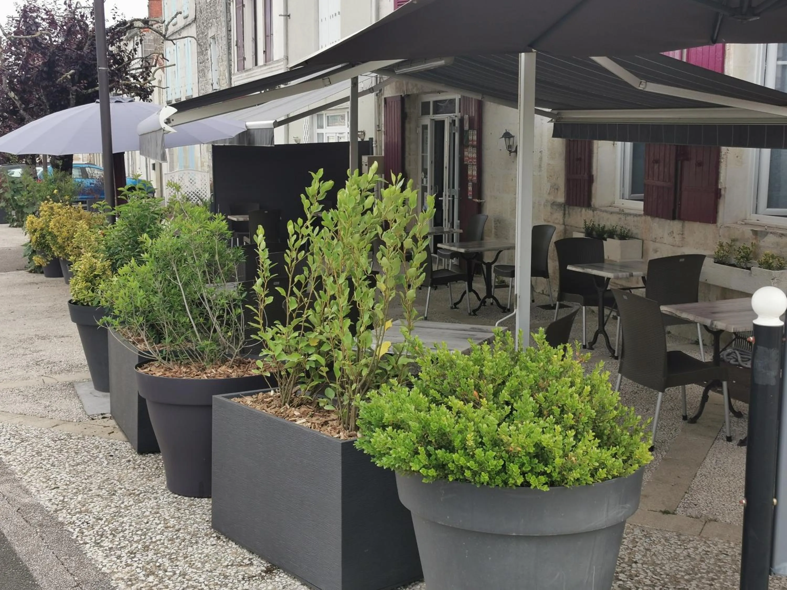 Patio in Logis Hôtel & Restaurant Le Saint Savinien