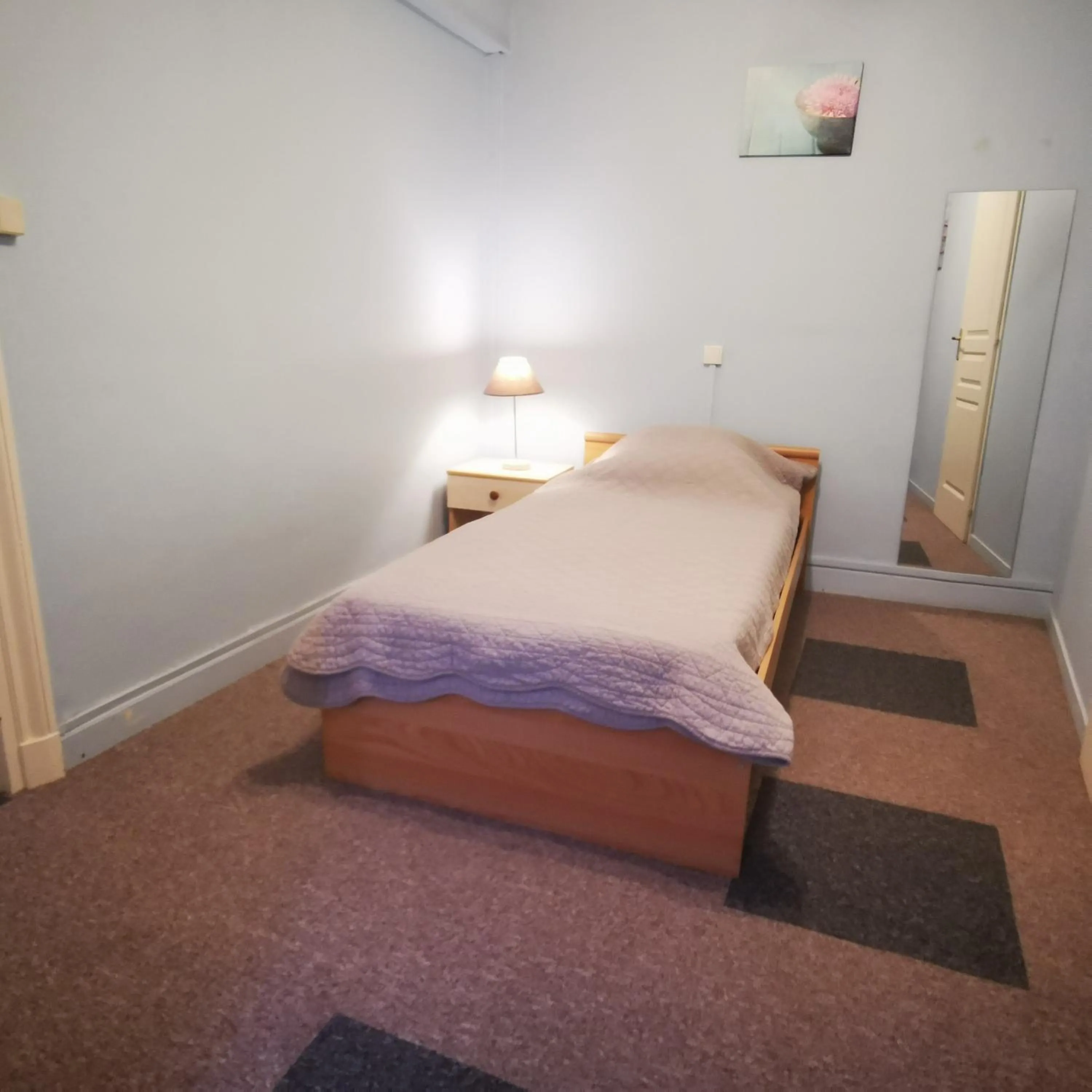 Property building, Bed in Logis Hôtel & Restaurant Le Saint Savinien