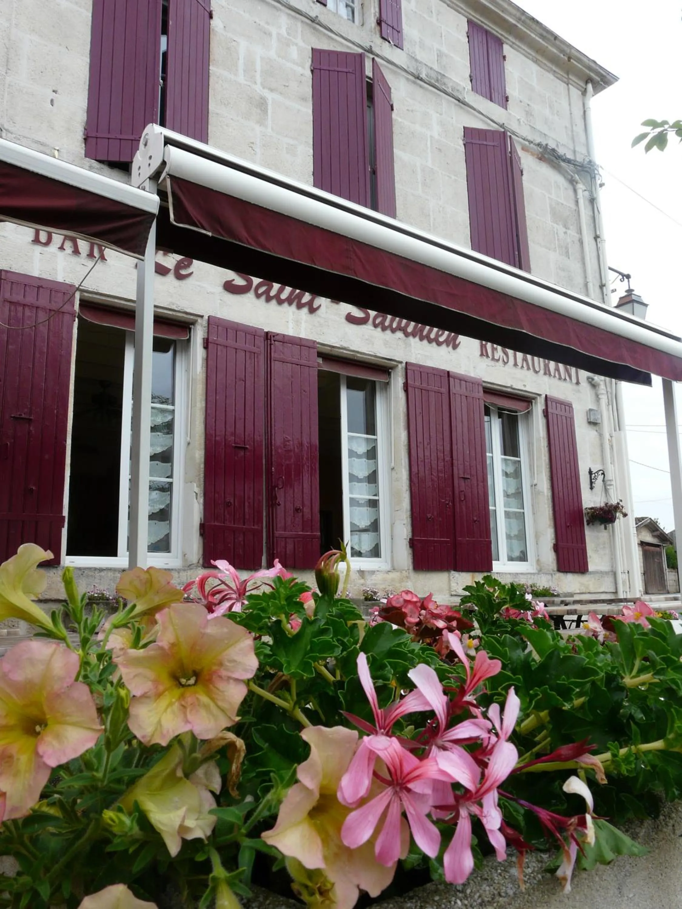 Property building in Logis Hôtel & Restaurant Le Saint Savinien