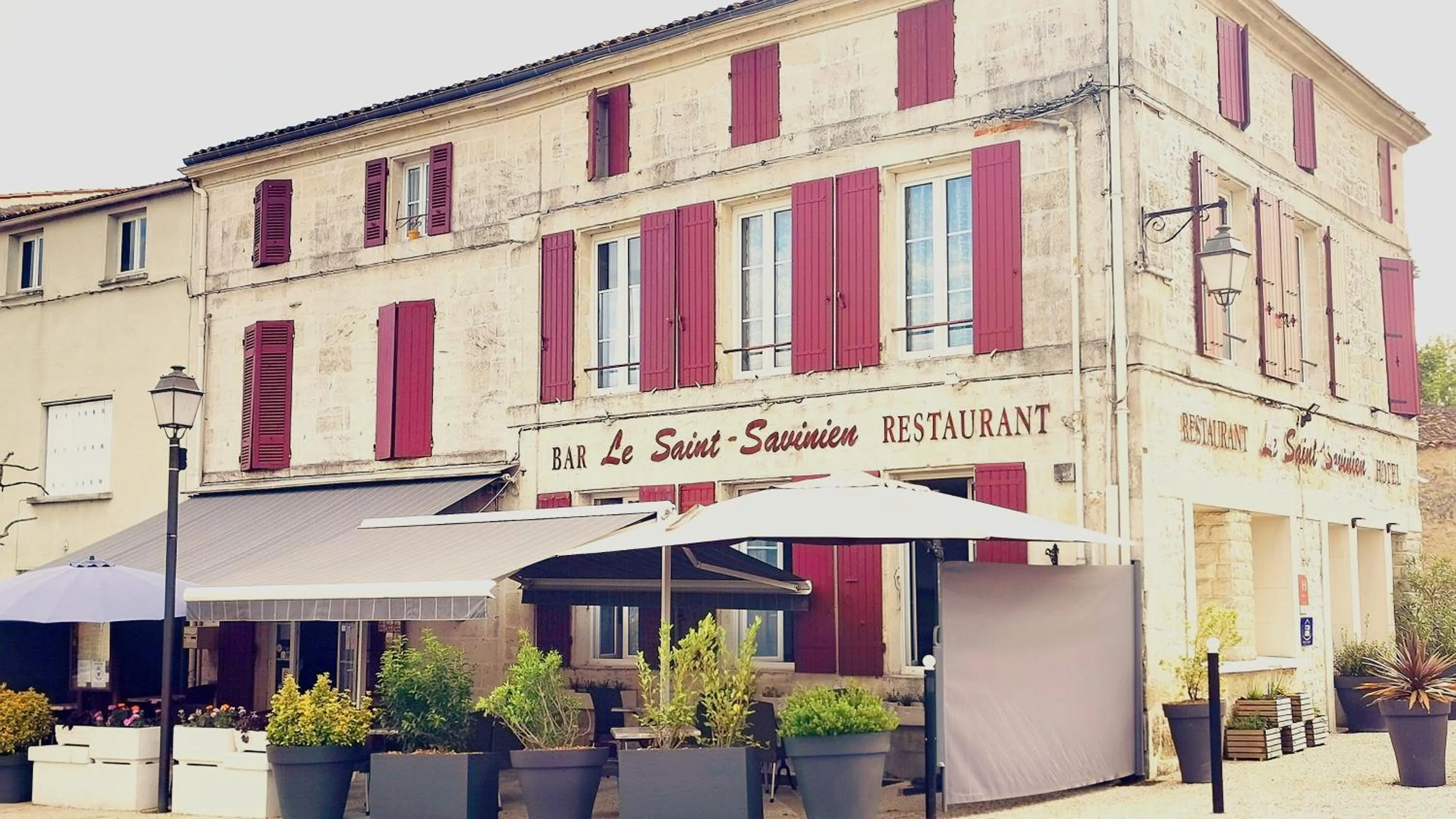 Property building in Logis Hôtel & Restaurant Le Saint Savinien