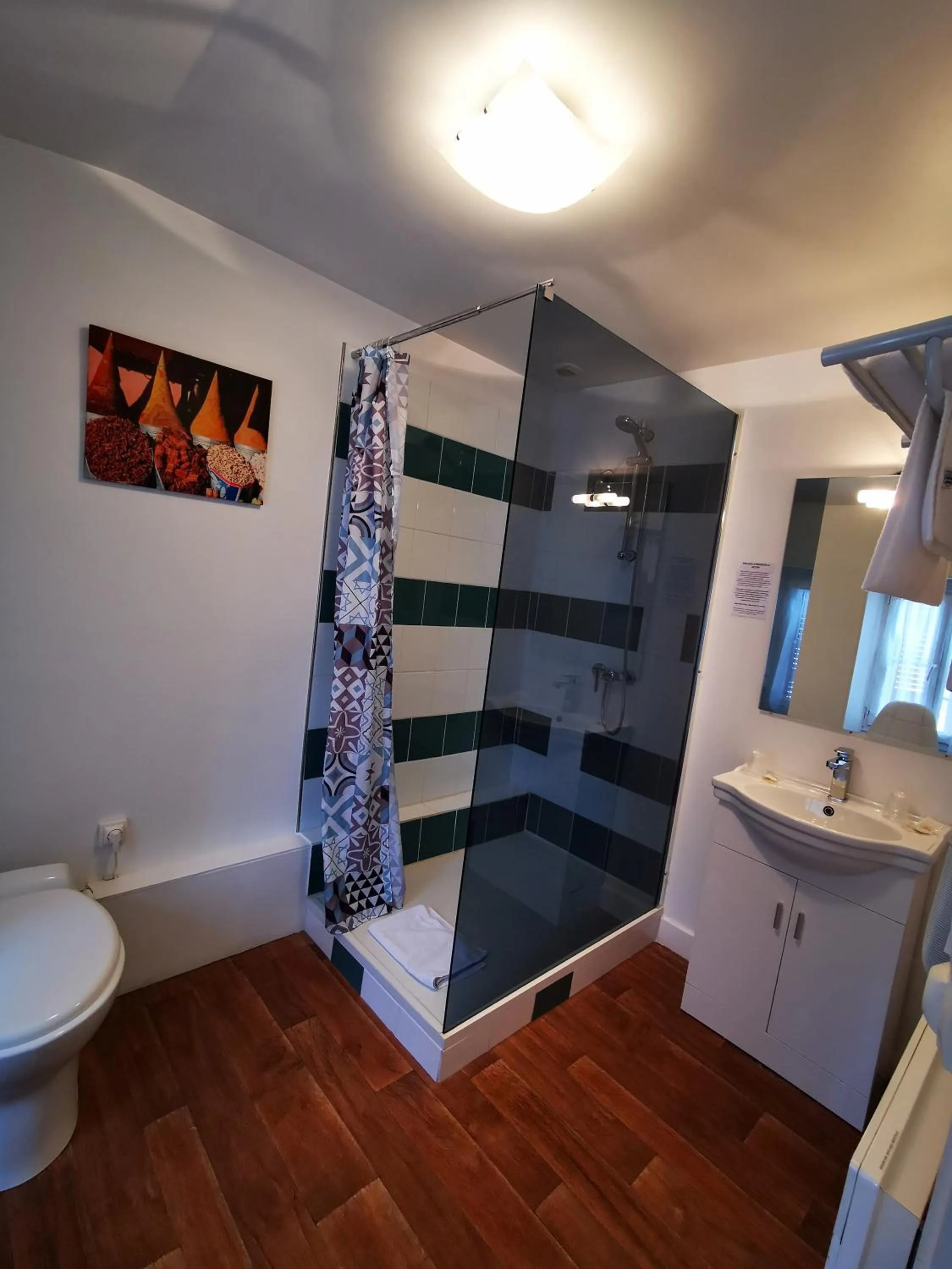 Bathroom in Logis Hôtel & Restaurant Le Saint Savinien