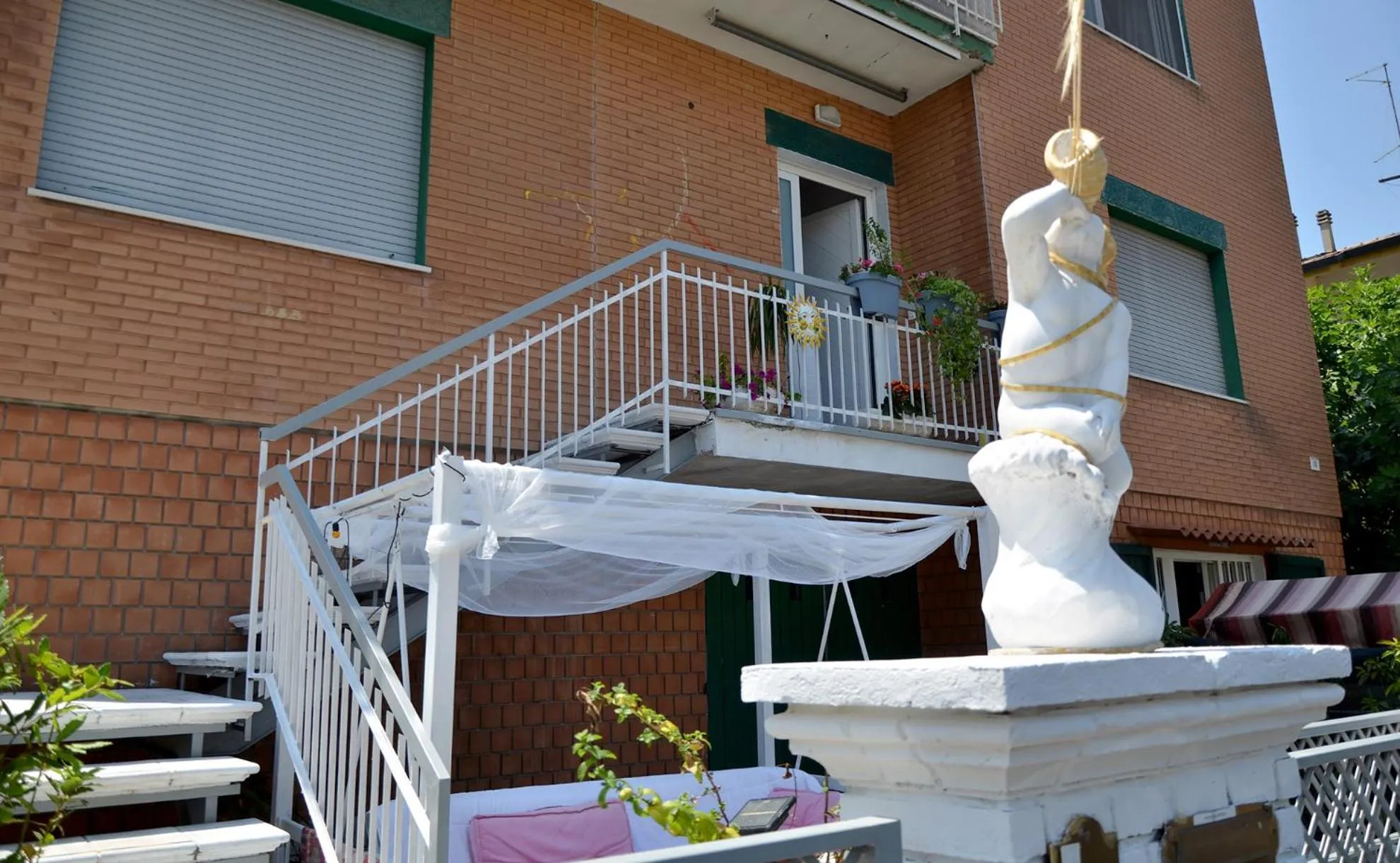Inner courtyard view in Il Sole