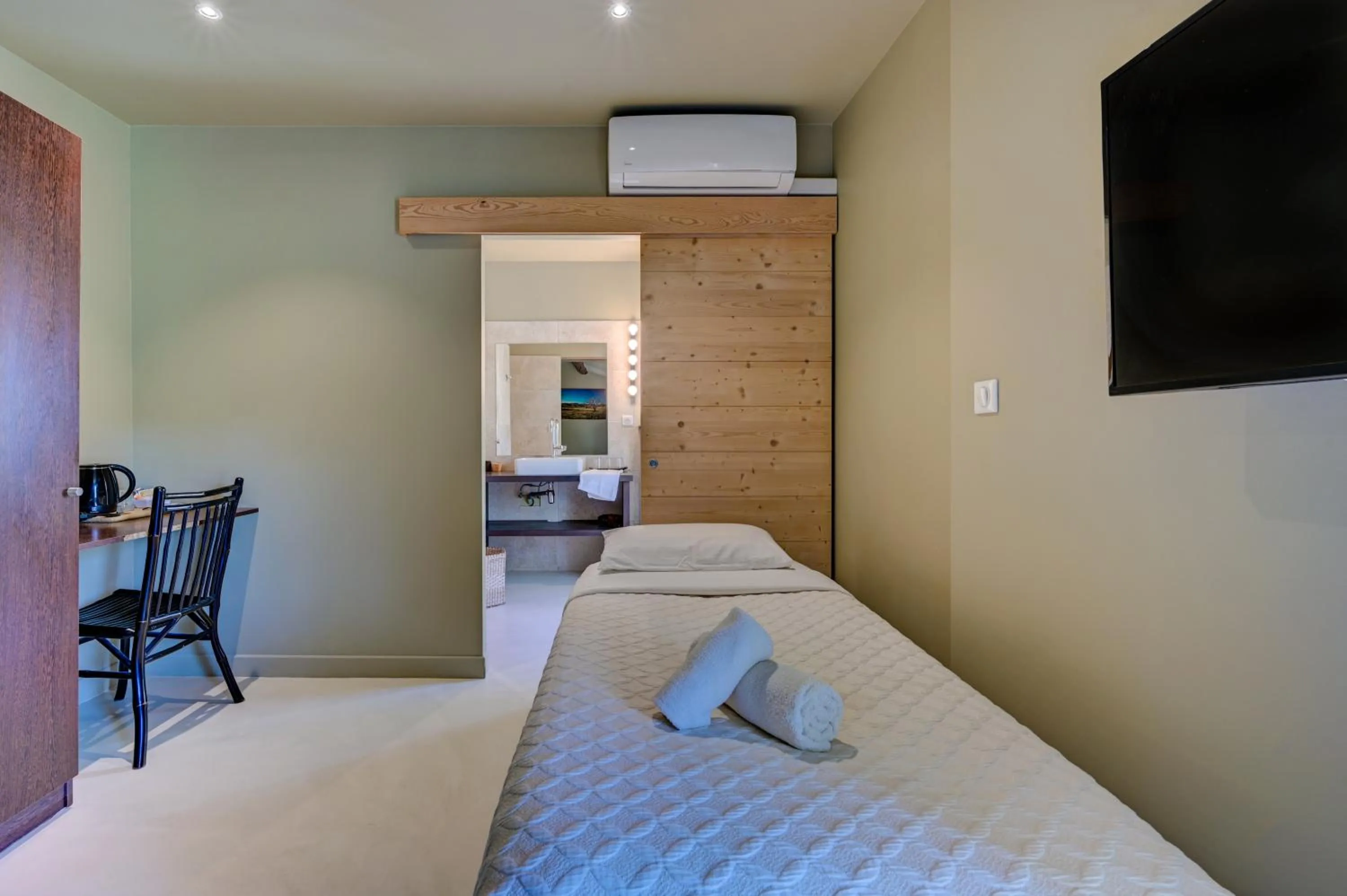 Bed in Hostellerie Le Paradou