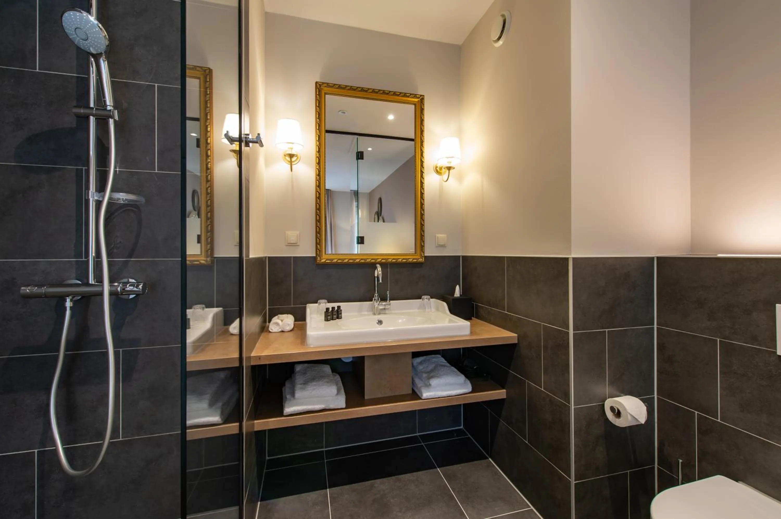 Bathroom in Mondragon