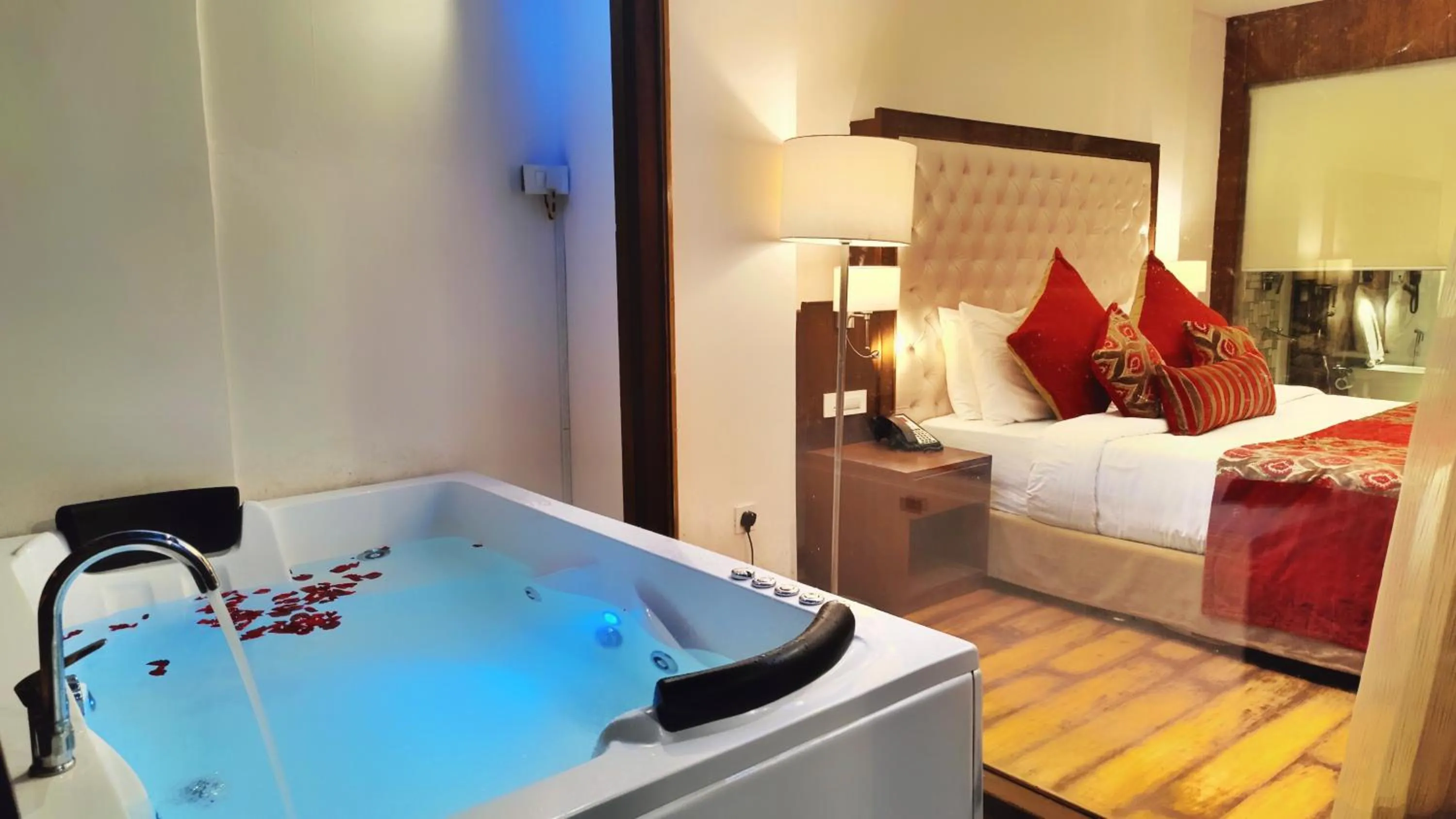 Bath, Bed in Royale Retreat Hotel & Spa Near Mall Road