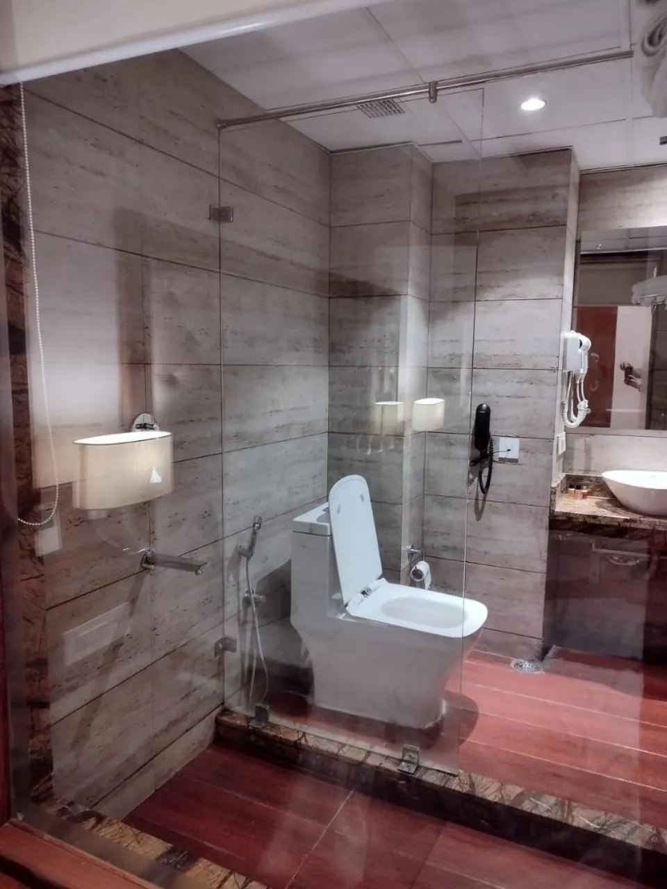 Bathroom in Royale Retreat Hotel & Spa Near Mall Road