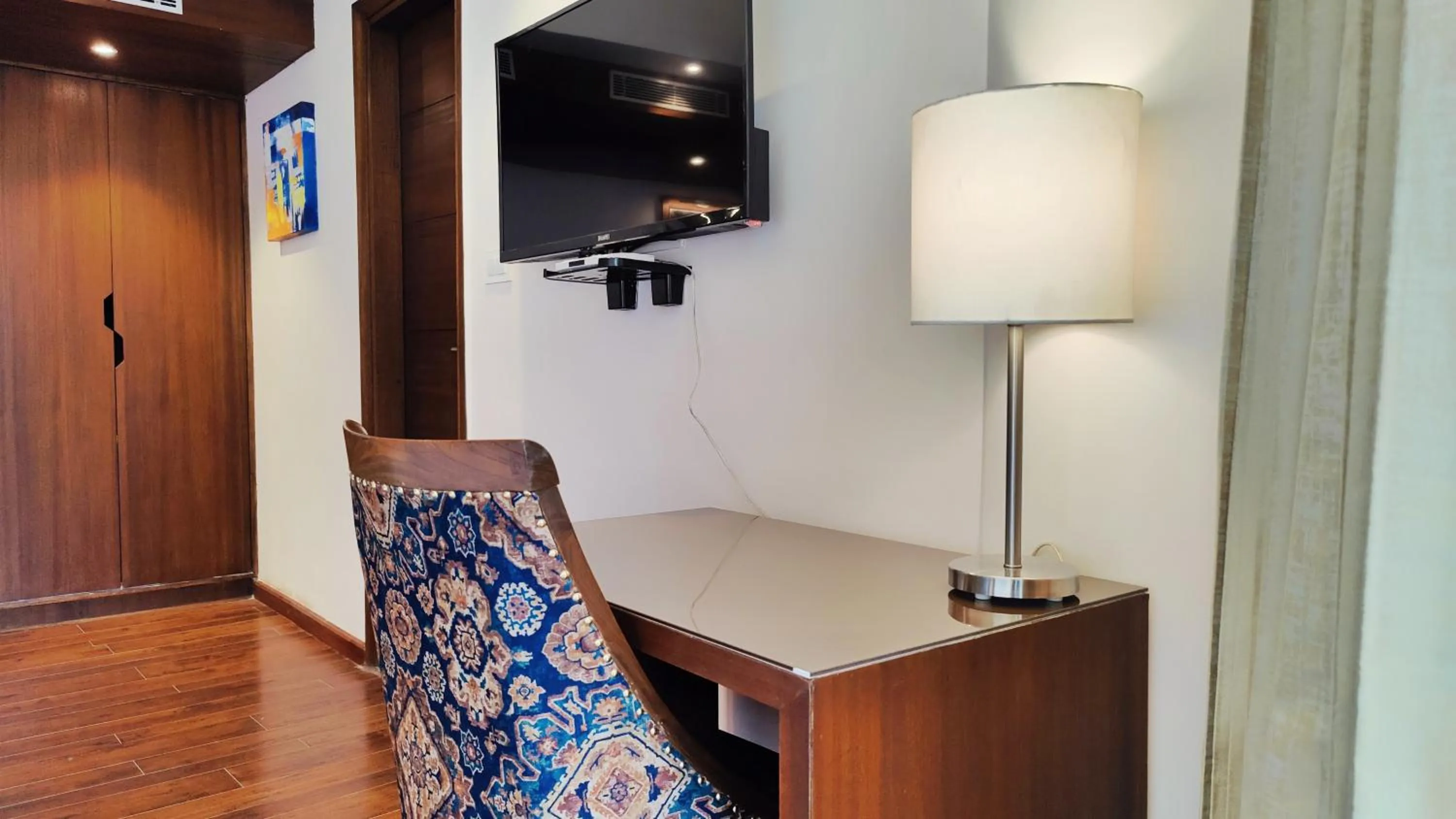 hair dresser in Royale Retreat Hotel & Spa Near Mall Road