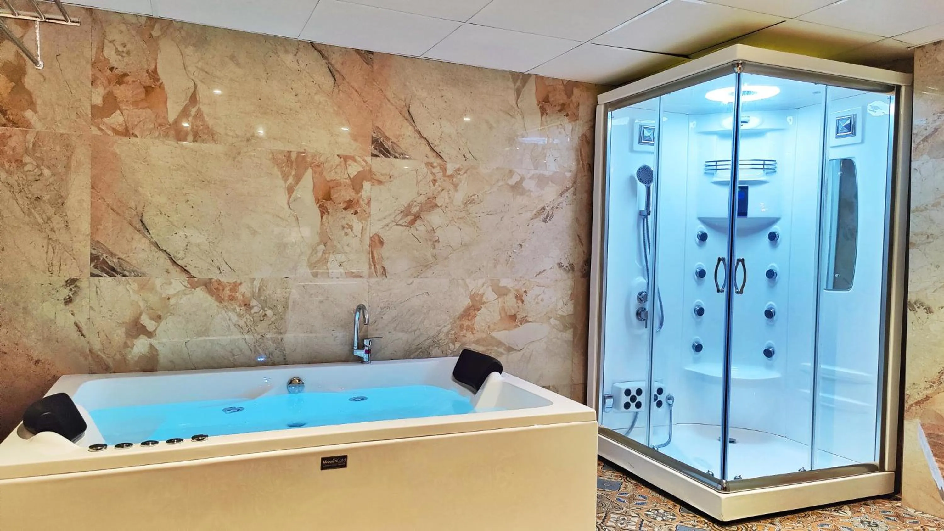 Bathroom in Royale Retreat Hotel & Spa Near Mall Road