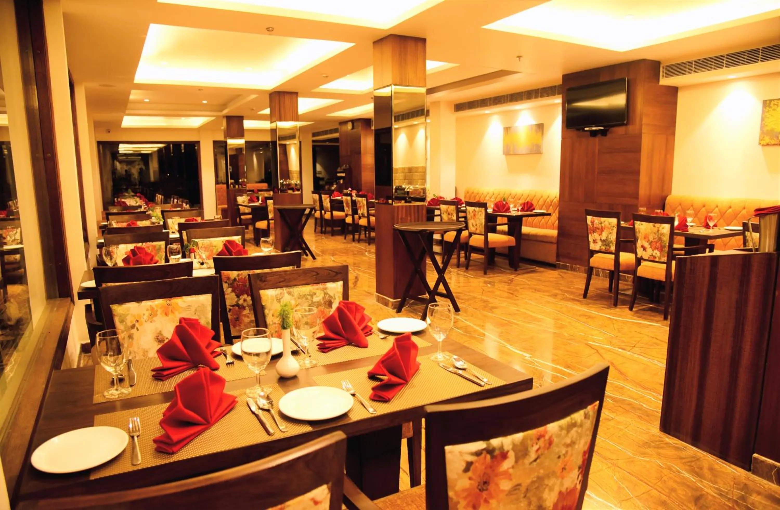 Restaurant/places to eat in Royale Retreat Hotel & Spa Near Mall Road