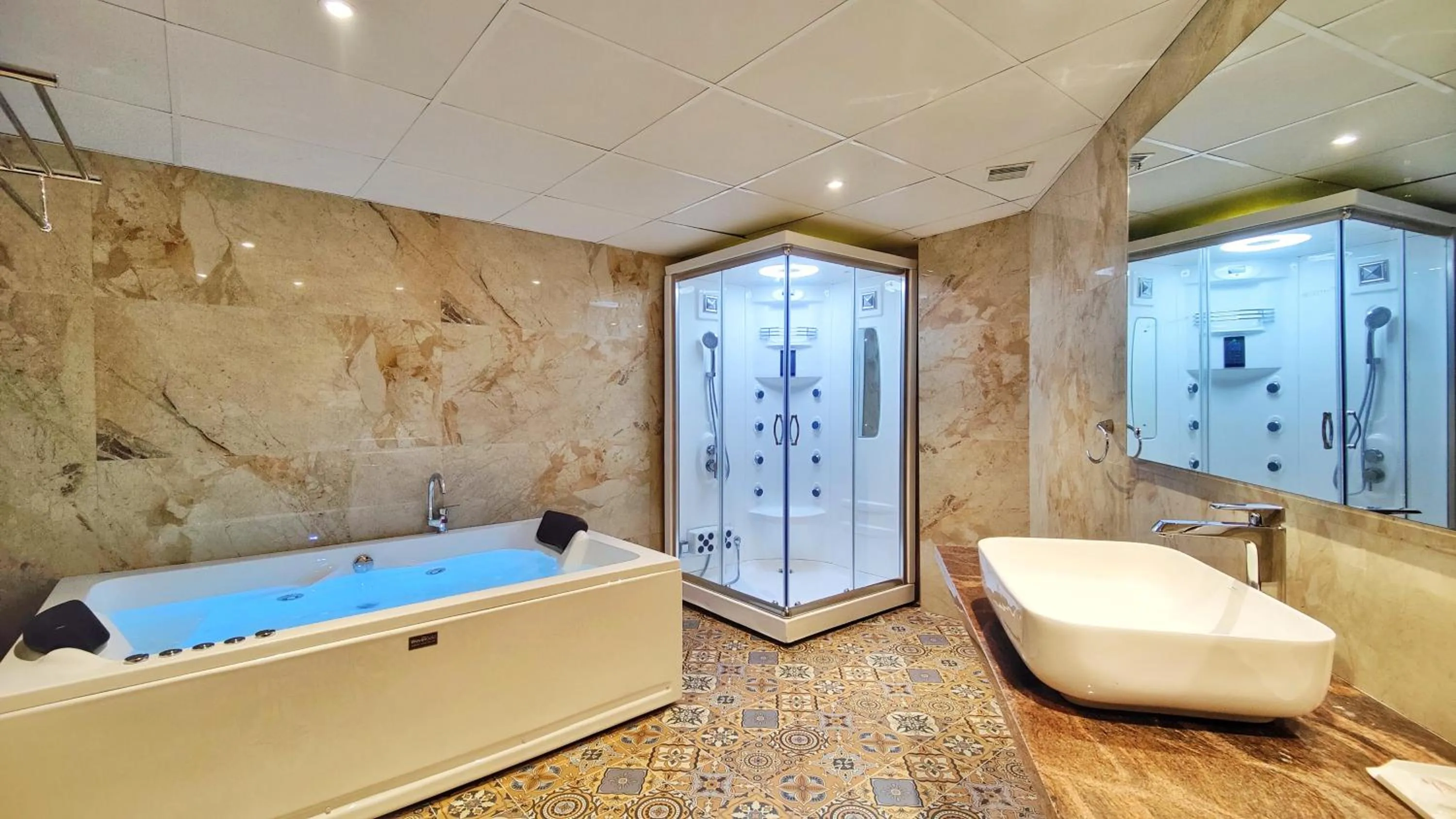 Bathroom in Royale Retreat Hotel & Spa Near Mall Road