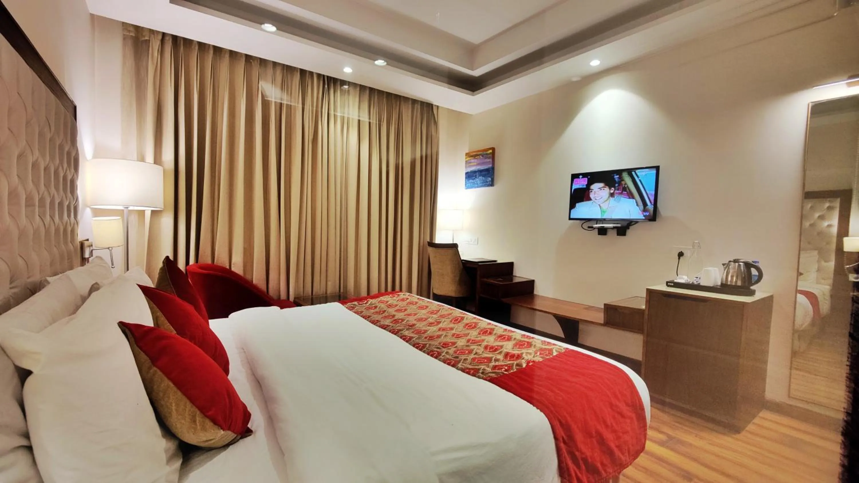 Bedroom, Bed in Royale Retreat Hotel & Spa Near Mall Road
