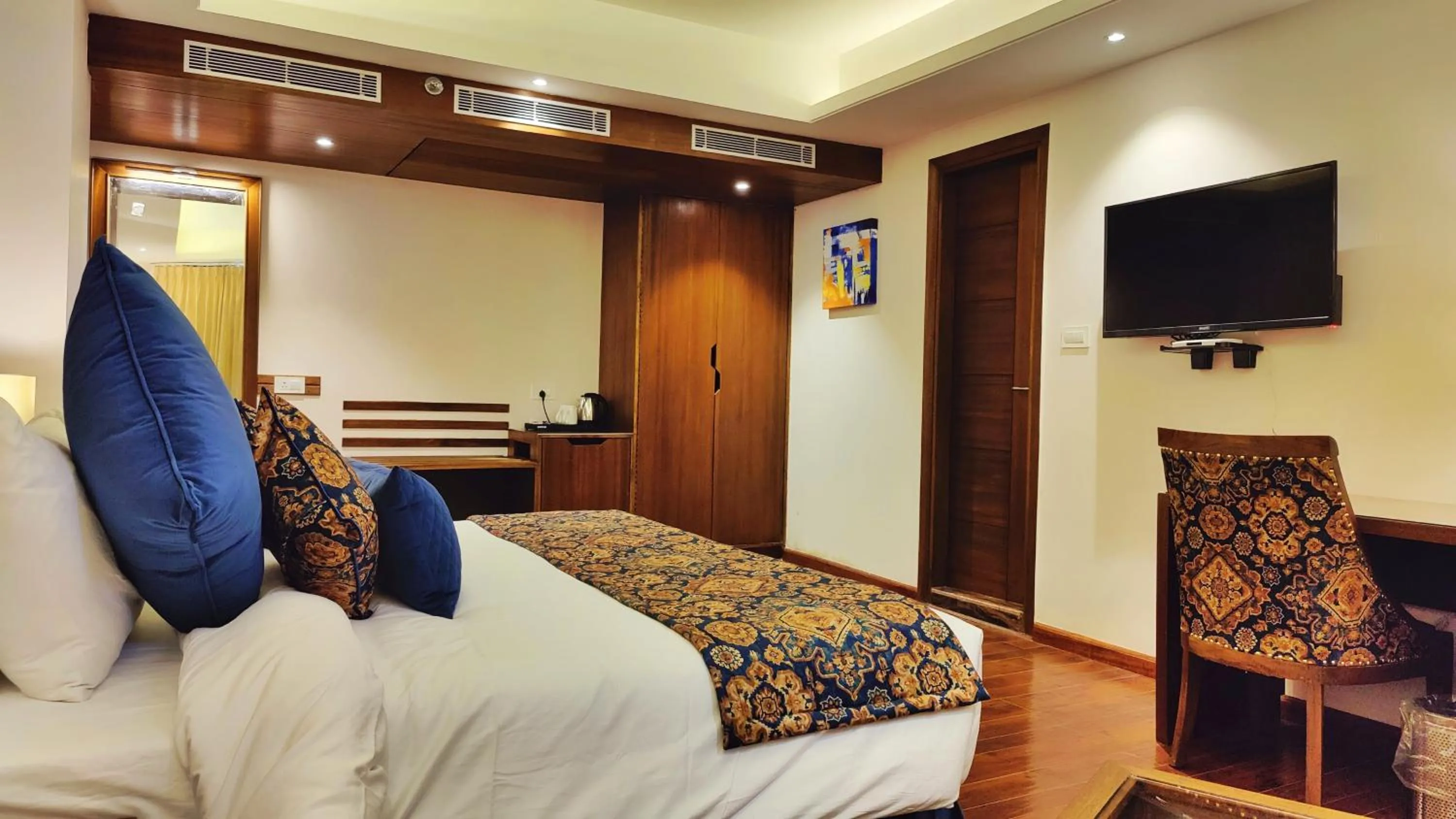 Bedroom, Bed in Royale Retreat Hotel & Spa Near Mall Road