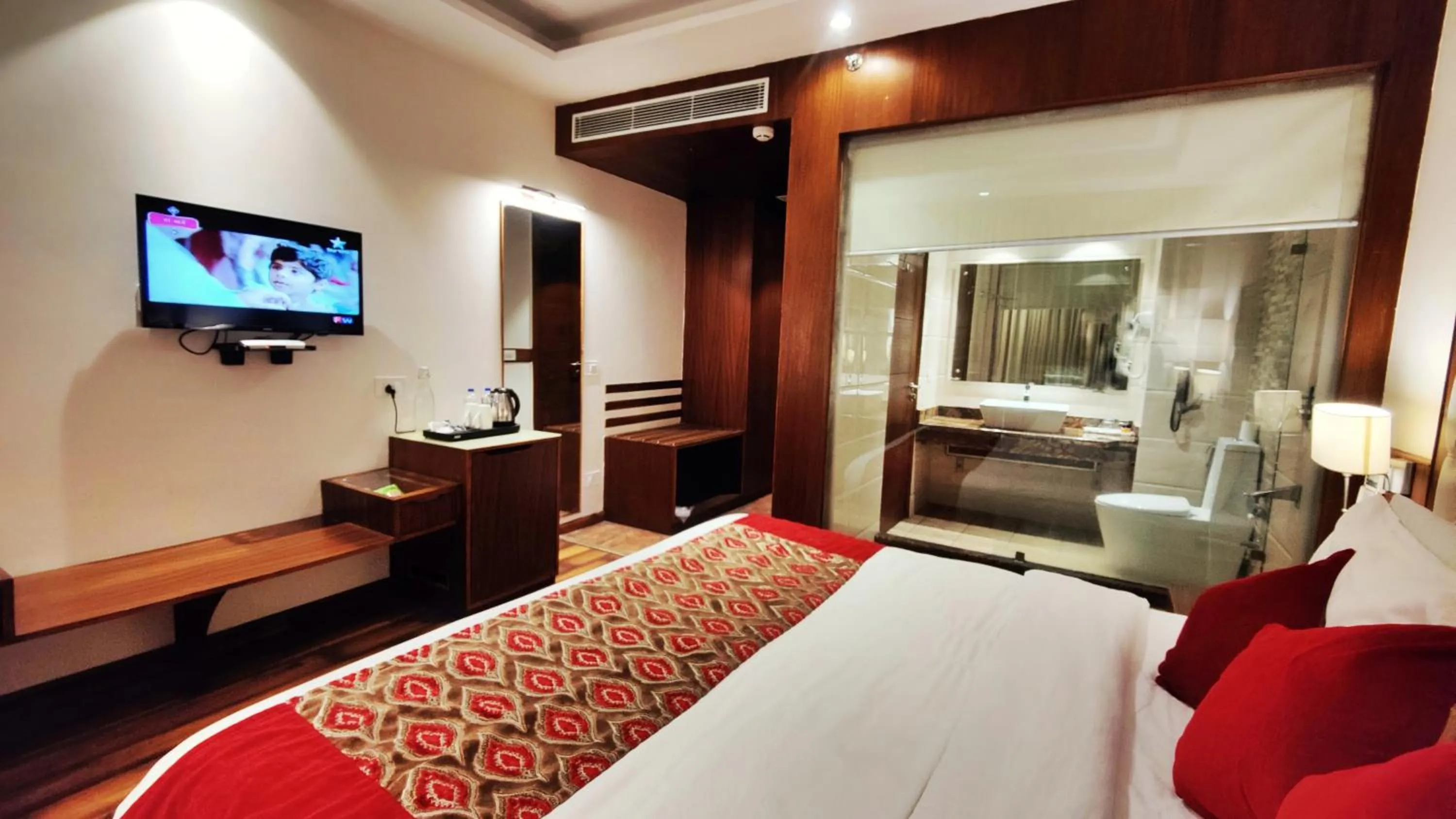 Bedroom, Bed in Royale Retreat Hotel & Spa Near Mall Road