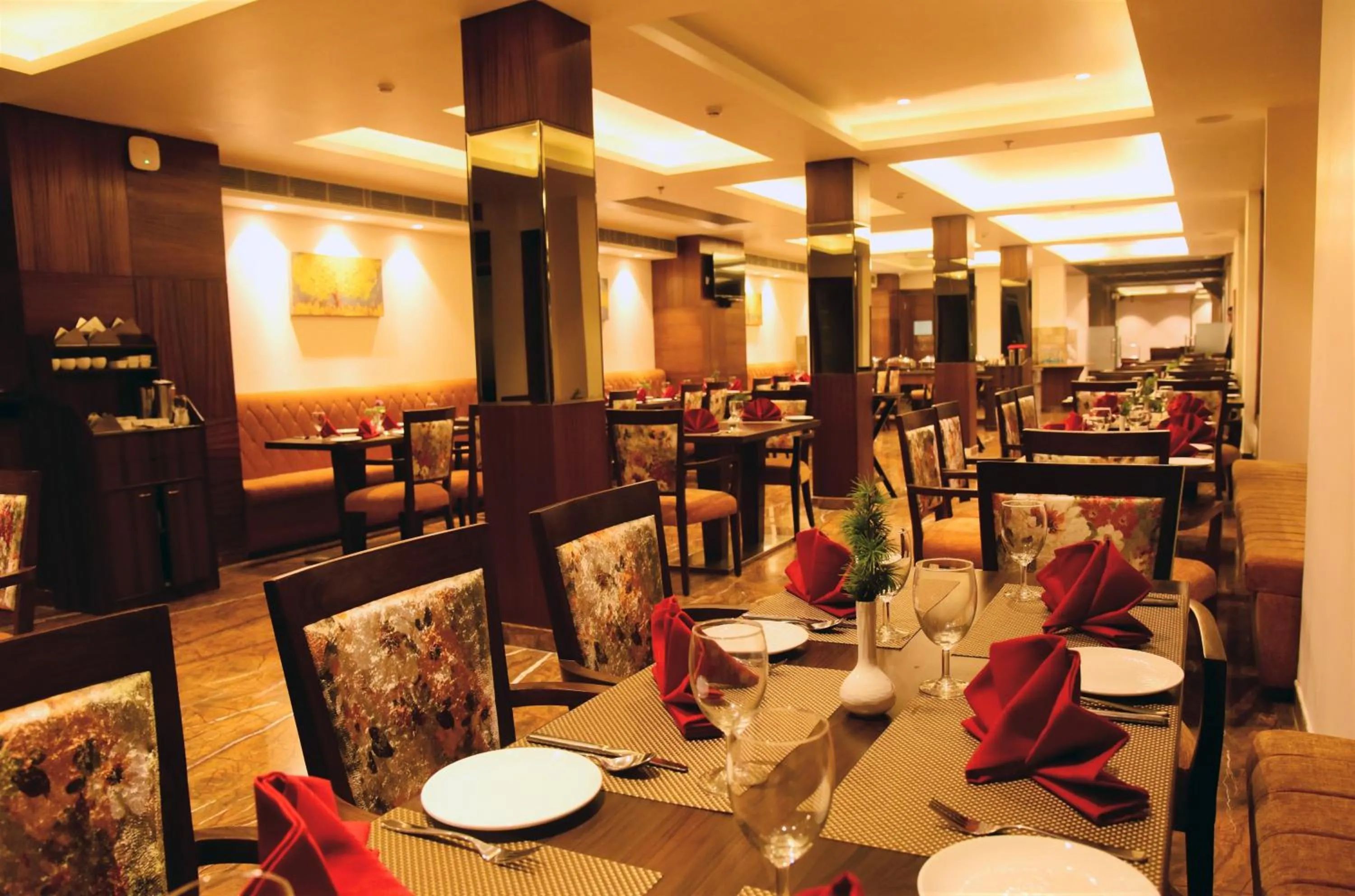 Restaurant/places to eat in Royale Retreat Hotel & Spa Near Mall Road