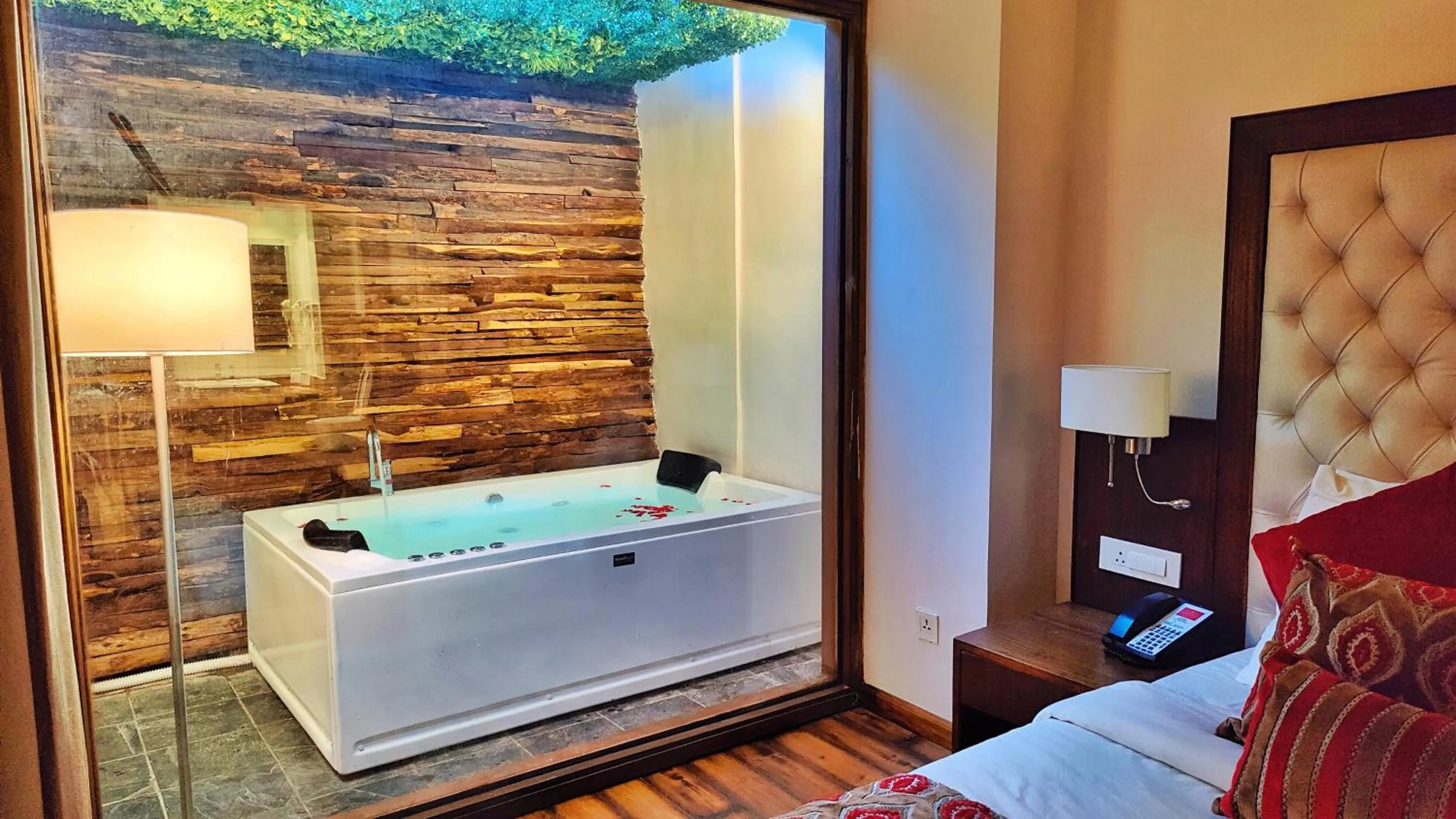 Bath, Bed in Royale Retreat Hotel & Spa Near Mall Road