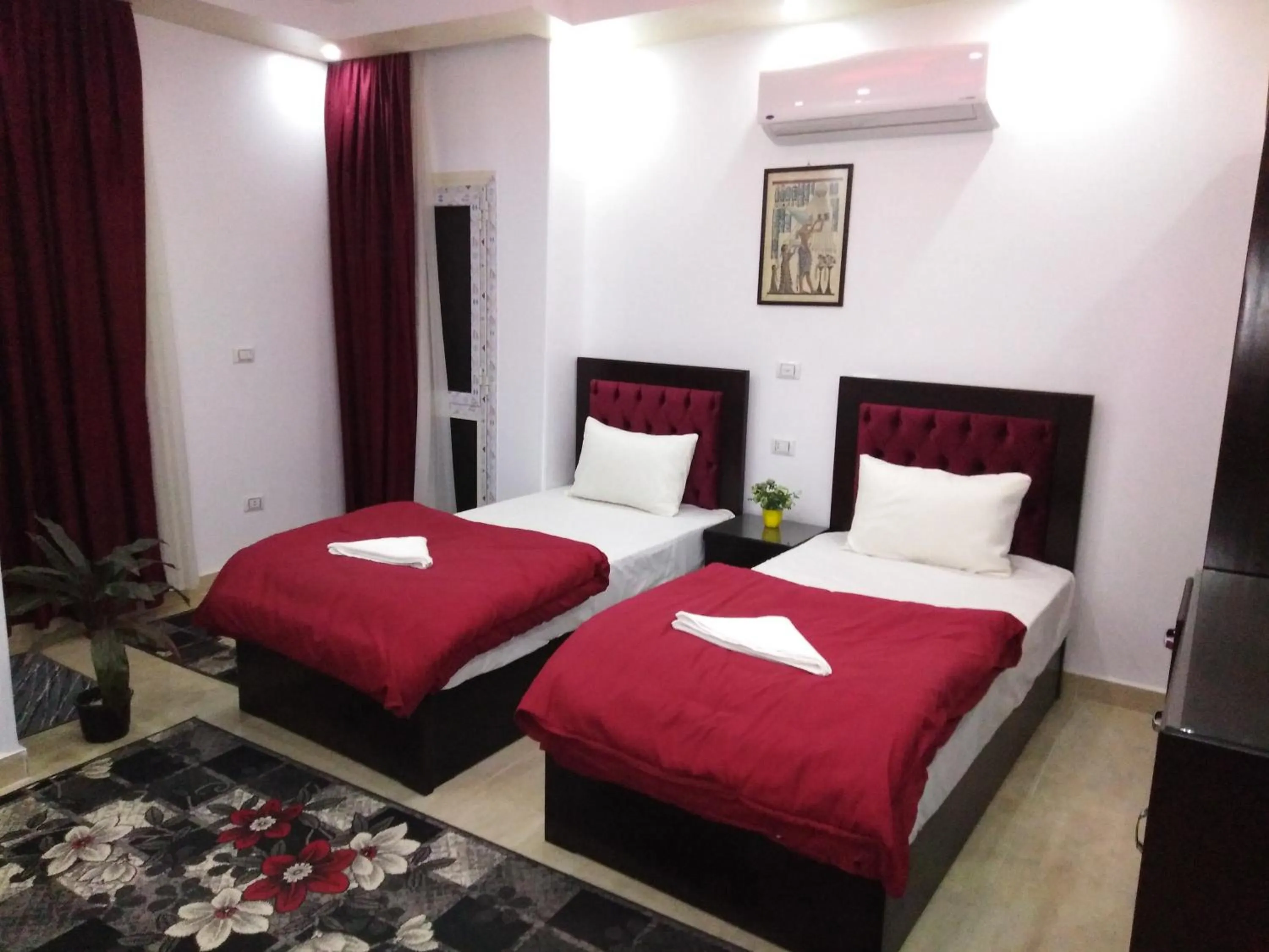 Bed in Queen Pyramids View Inn