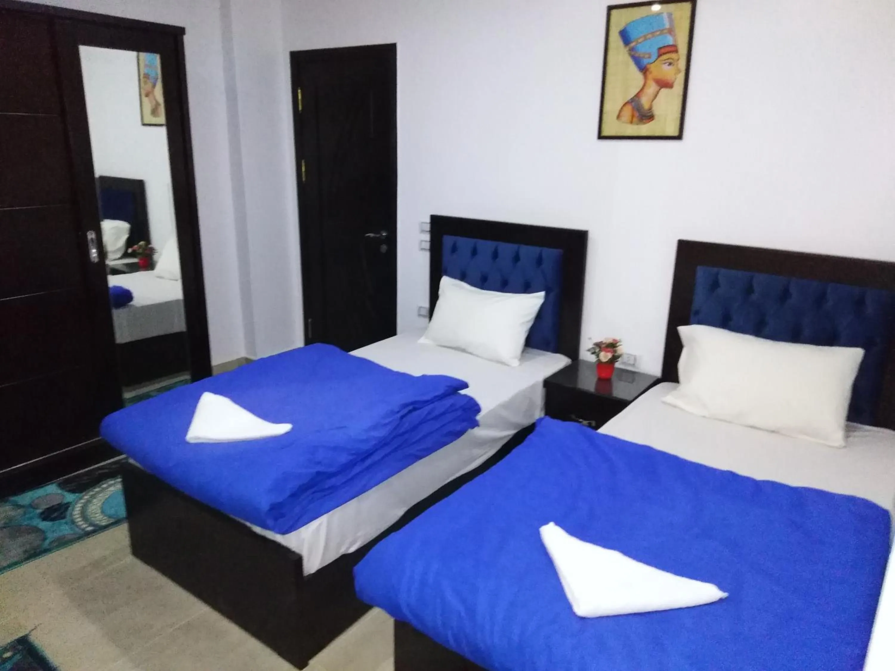 Bed in Queen Pyramids View Inn