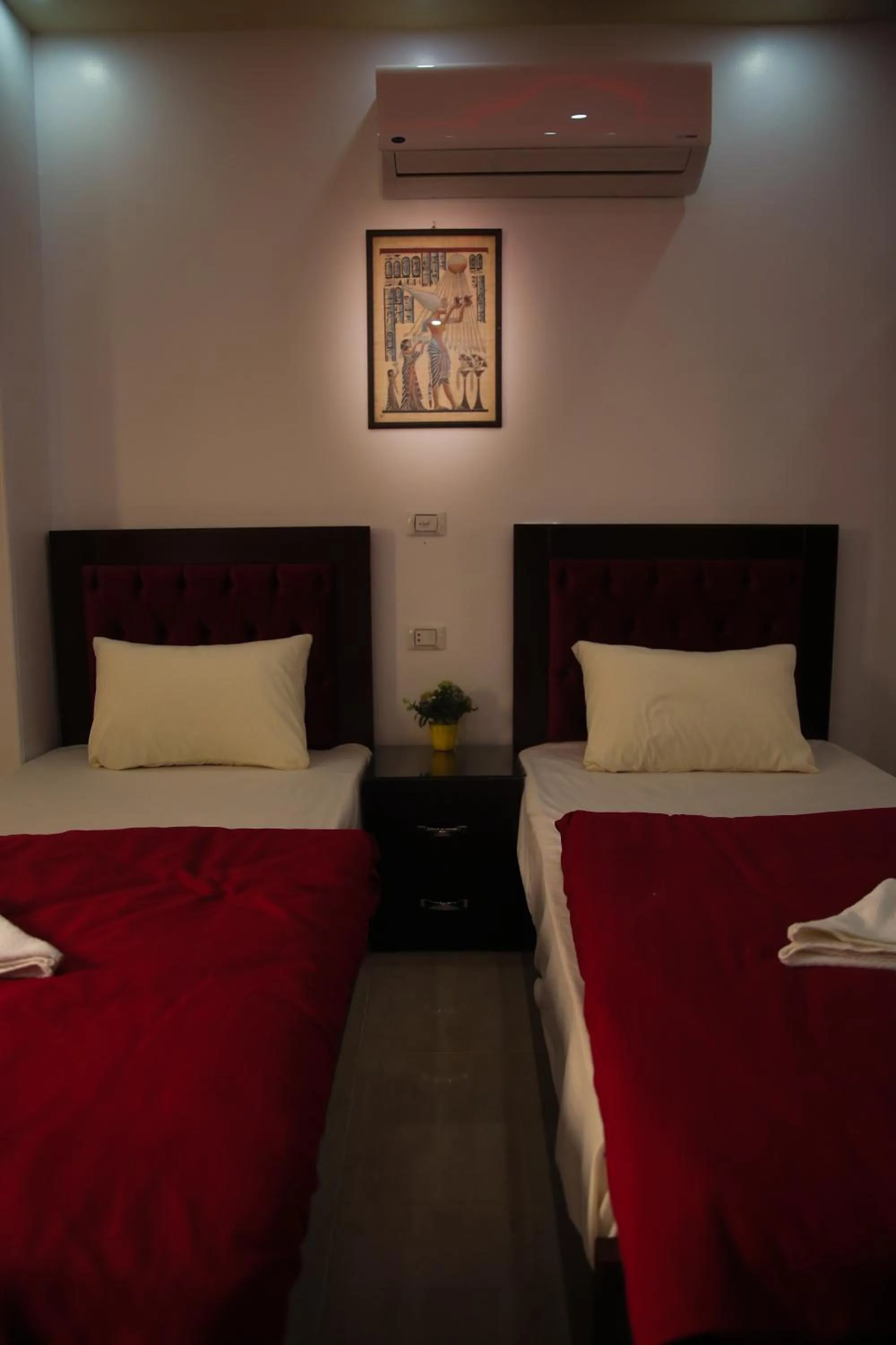 Bed in Queen Pyramids View Inn