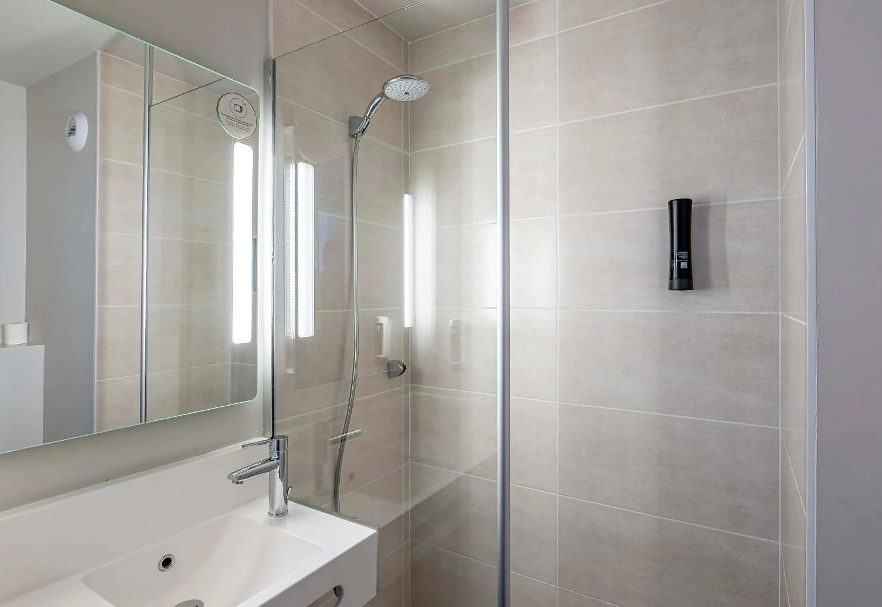 Bathroom in B&B HOTEL Bordeaux Le Haillan 3 étoiles