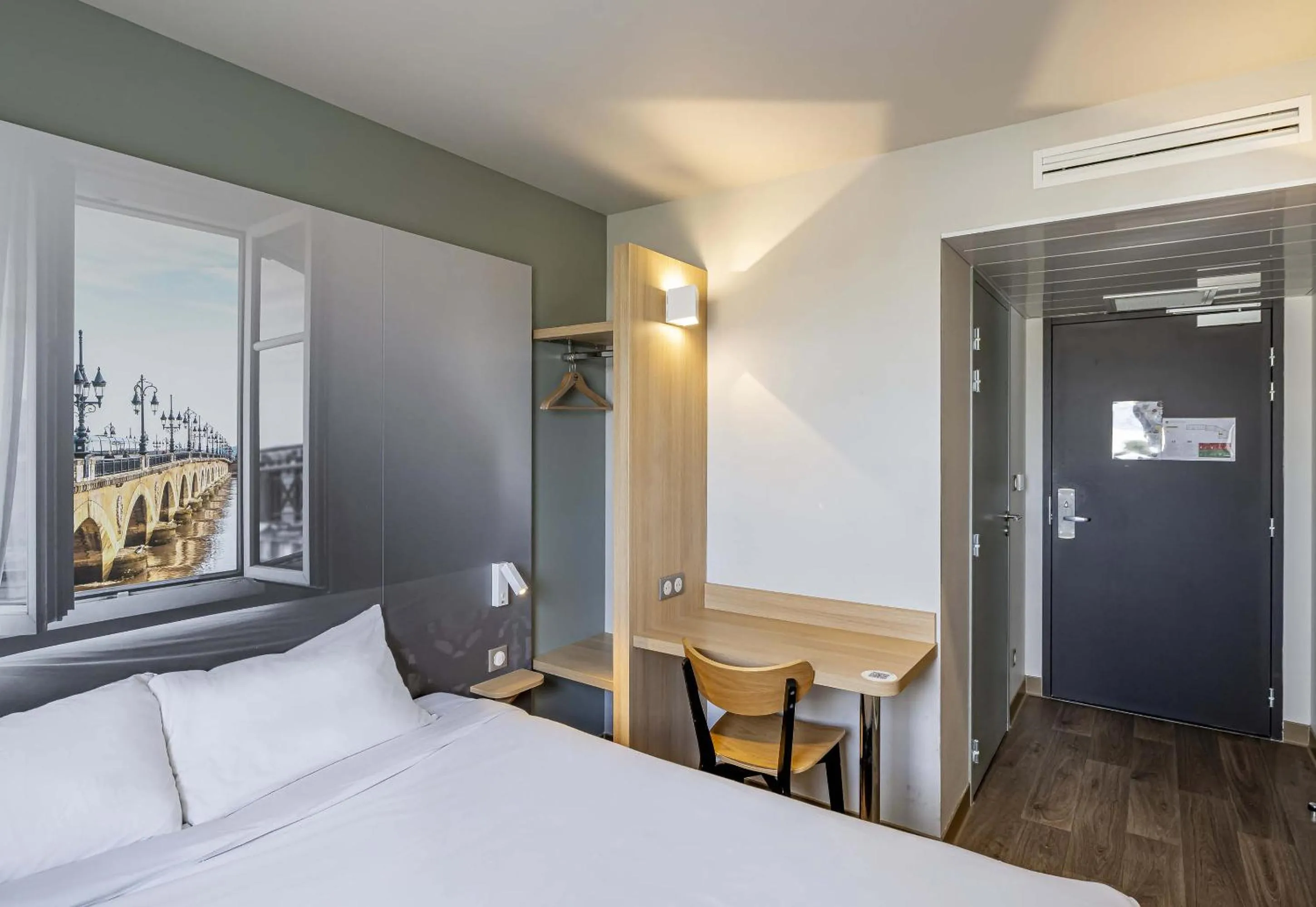 Bedroom, Bed in B&B HOTEL Bordeaux Le Haillan 3 étoiles