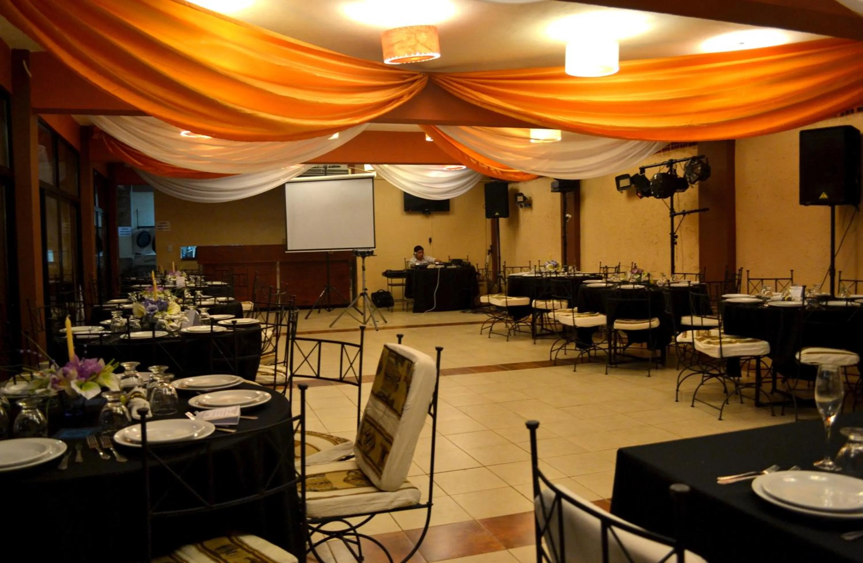 Restaurant/places to eat in Hotel Samka