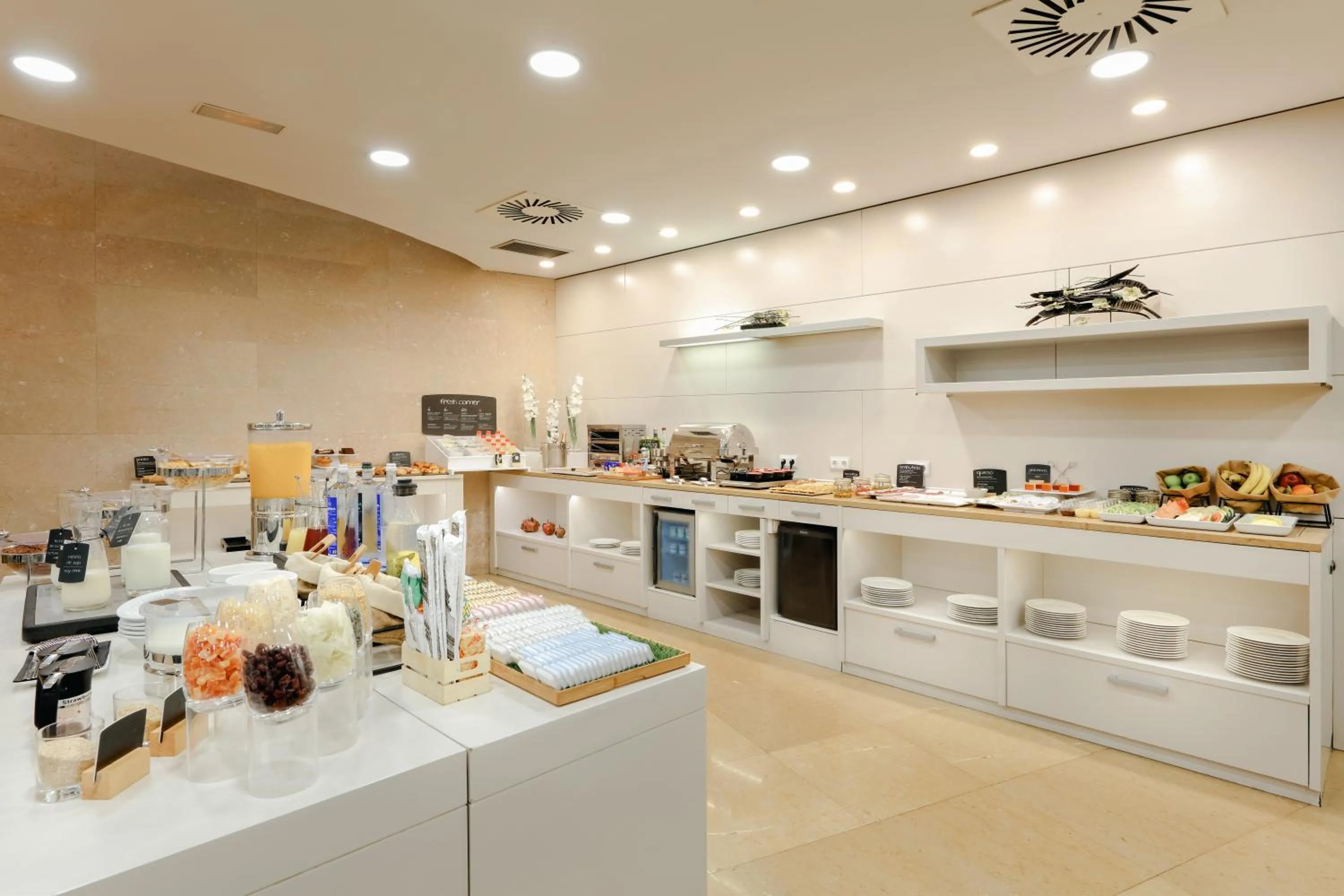 Restaurant/places to eat in RAMBLAS HOTEL powered by Vincci Hoteles