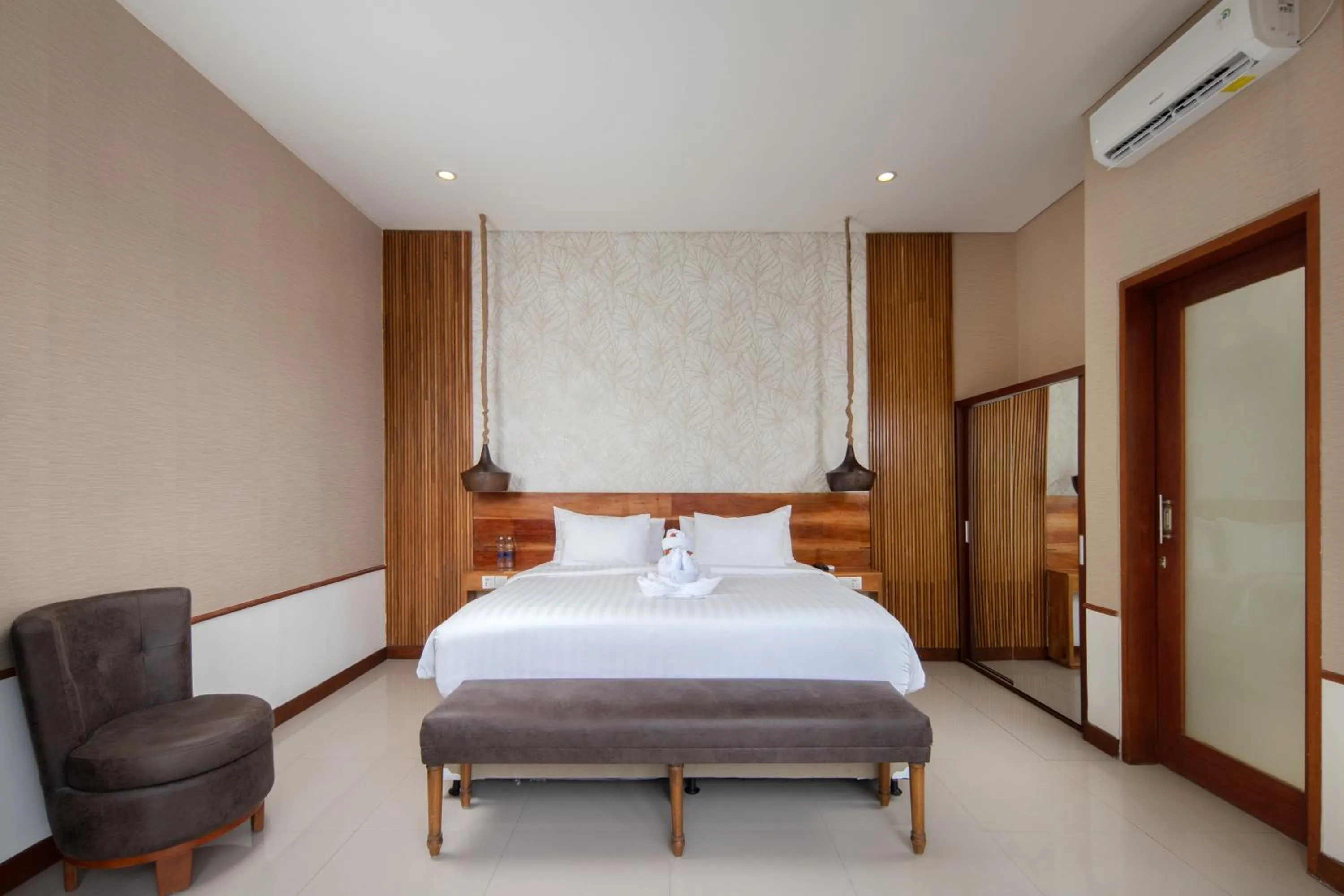 Bedroom, Bed in The Luxury Collection, Monaco Blu