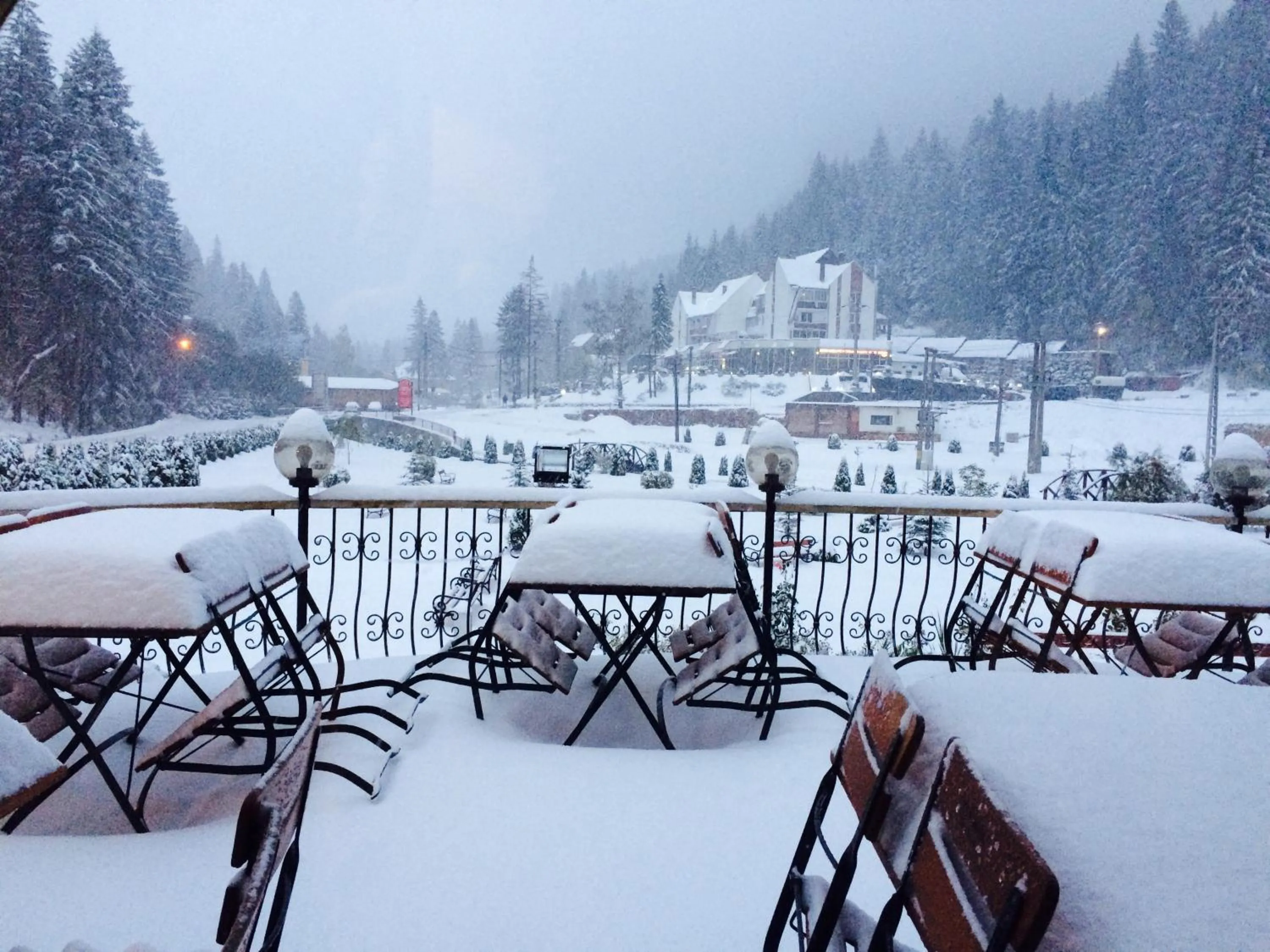 Patio in Hotel Lacu Rosu